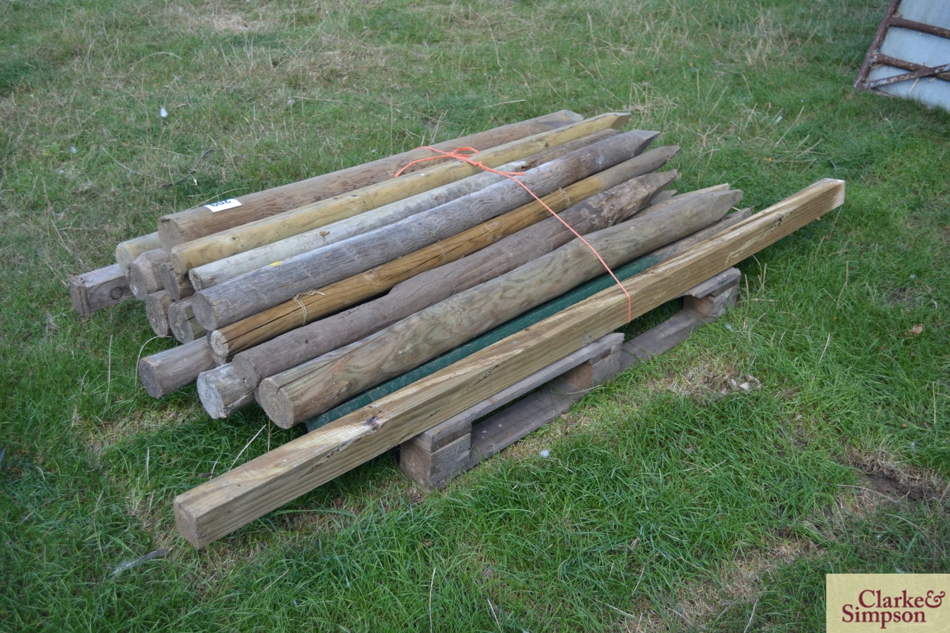 Various used fence posts. - Image 4 of 4