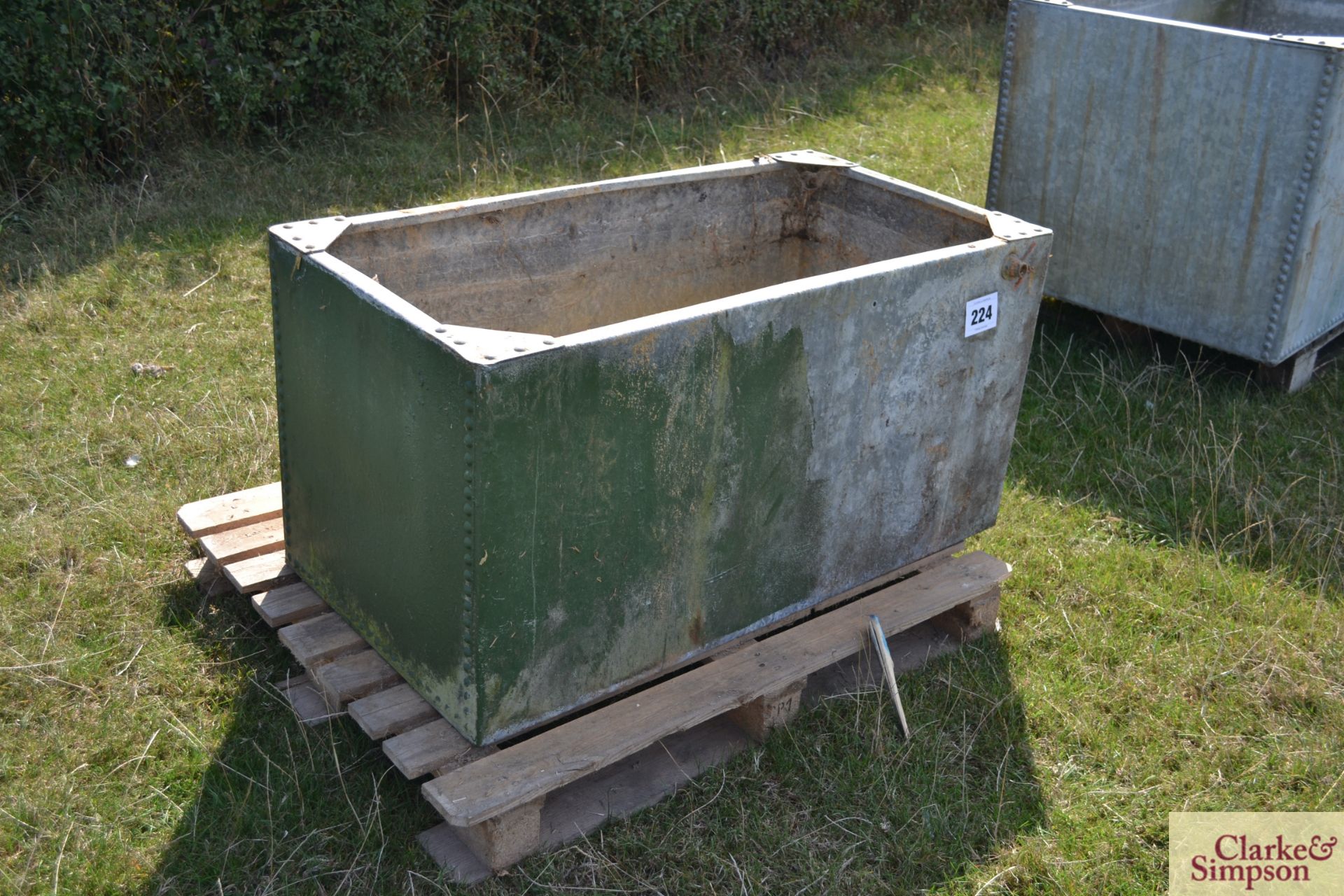 A riveted galvanised tank. - Image 2 of 4