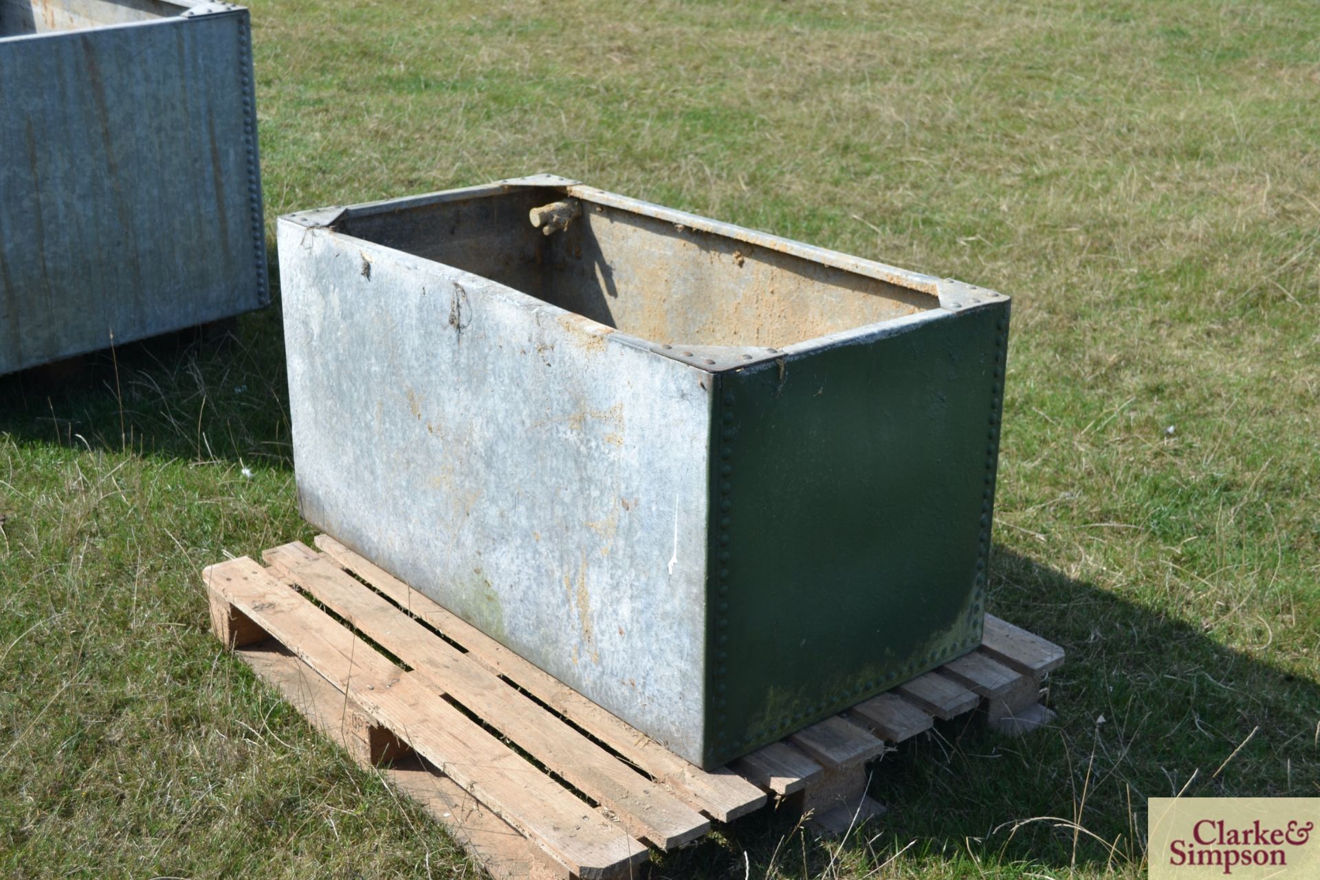 A riveted galvanised tank. - Image 3 of 4