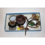 A tray containing a Victorian mourning brooch; a m