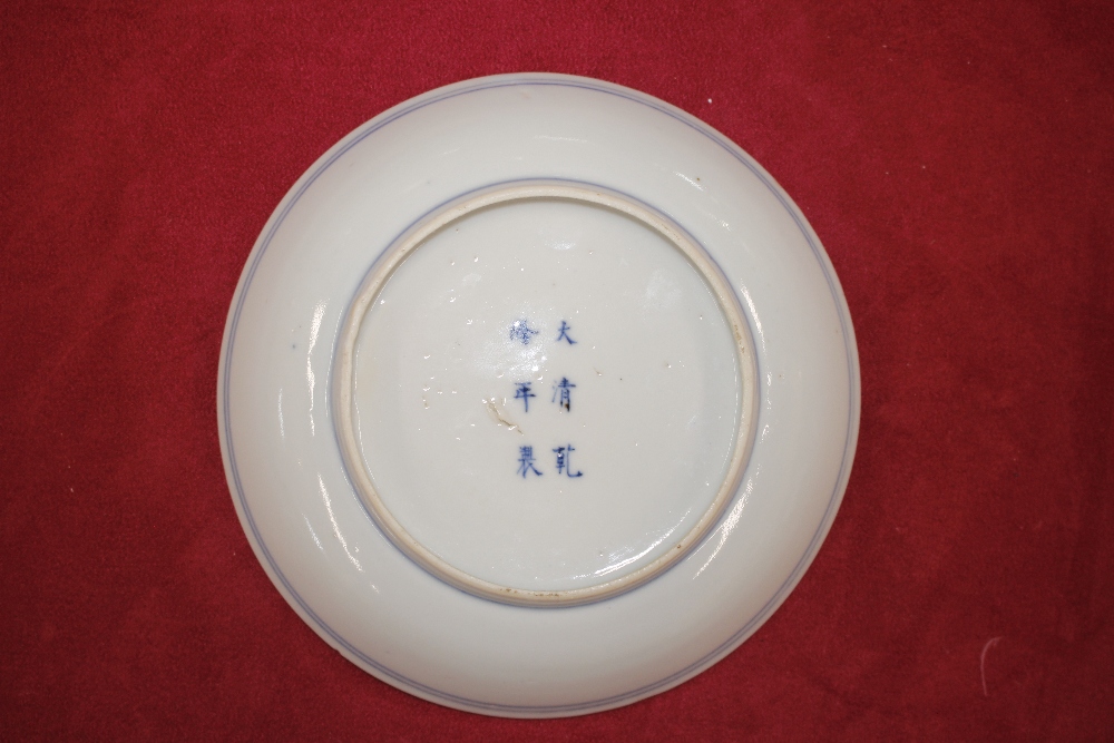 An 18th Century Chinese saucer dish, decorated in under glaze blue with flower heads - Image 5 of 6