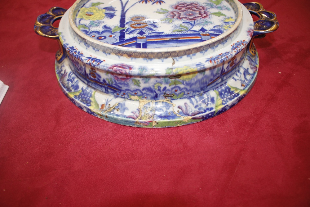 A 19th Century Davenport cheese dome, decorated in the Oriental manner heightened in gilt 26cm - Image 2 of 23