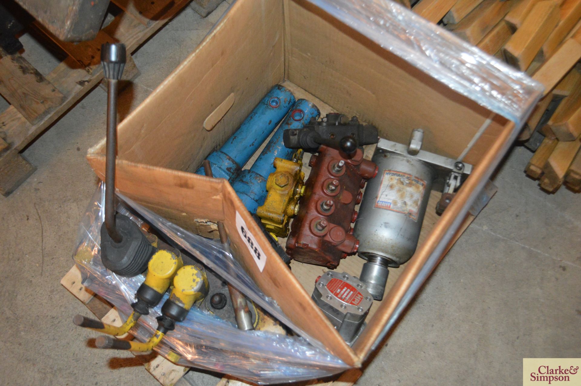 Assorted hydraulic parts. * - Image 2 of 2