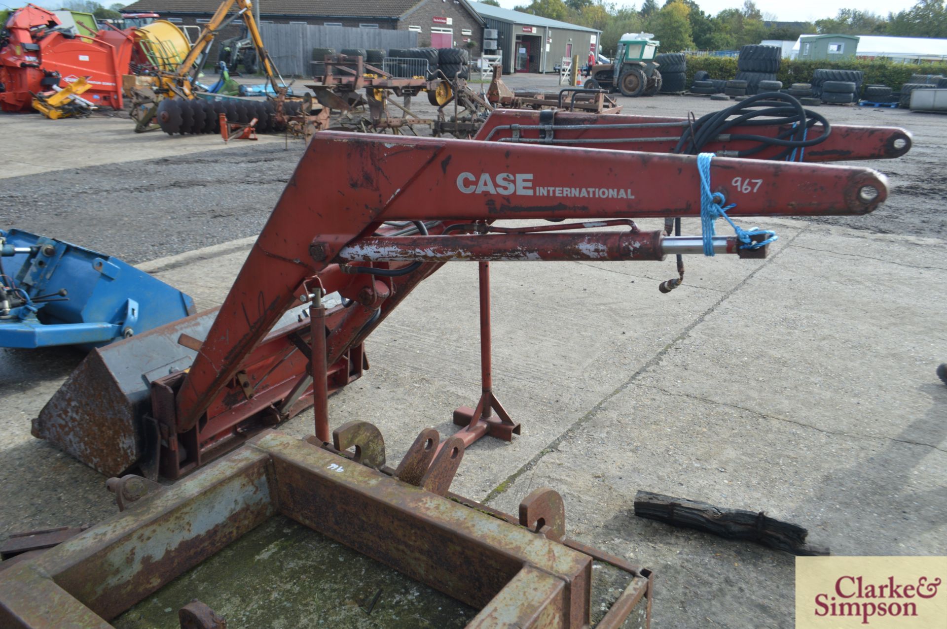 Front loader booms for Case IH. With quick release bucket. * - Image 3 of 4