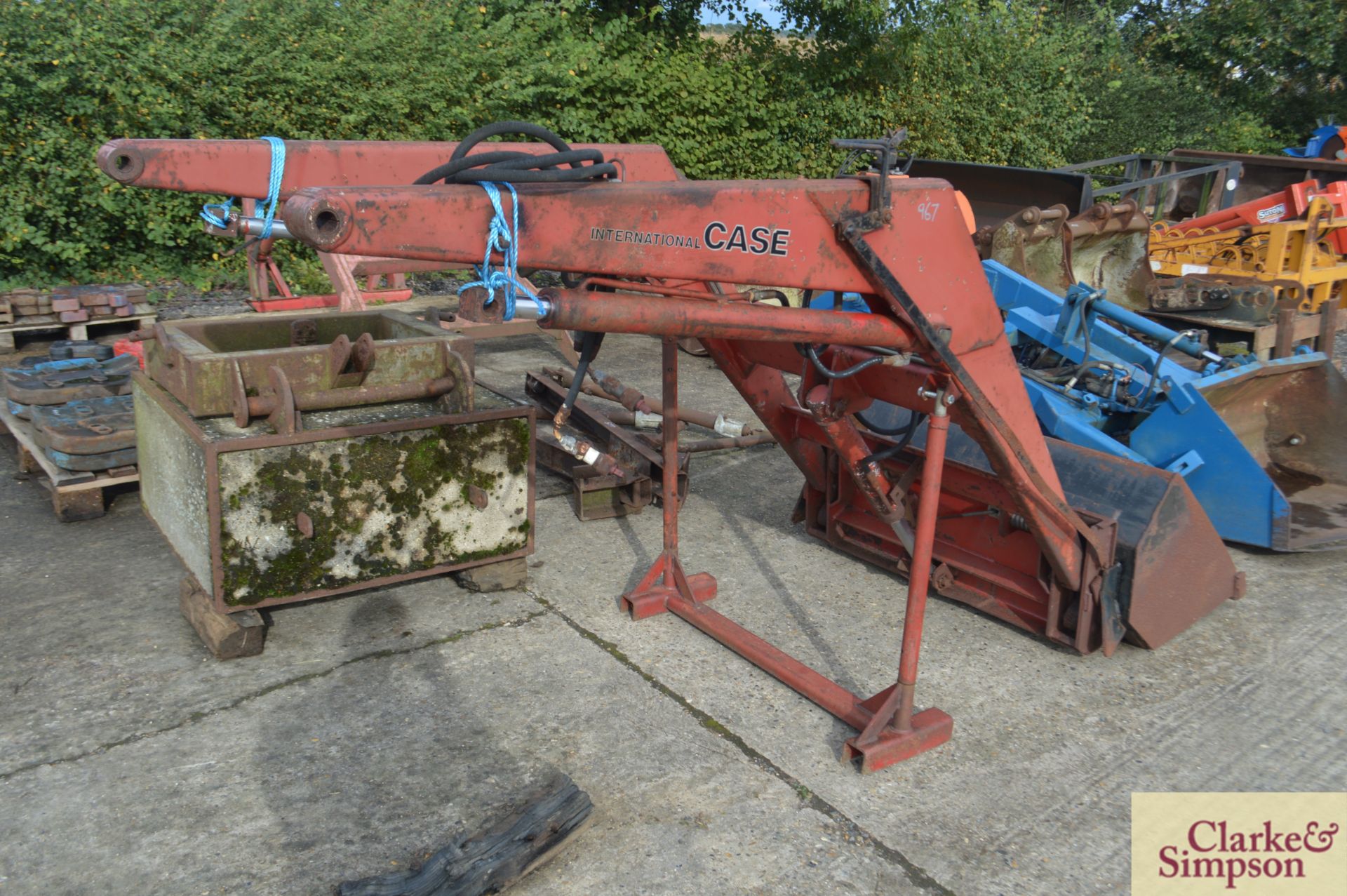 Front loader booms for Case IH. With quick release bucket. * - Image 4 of 4