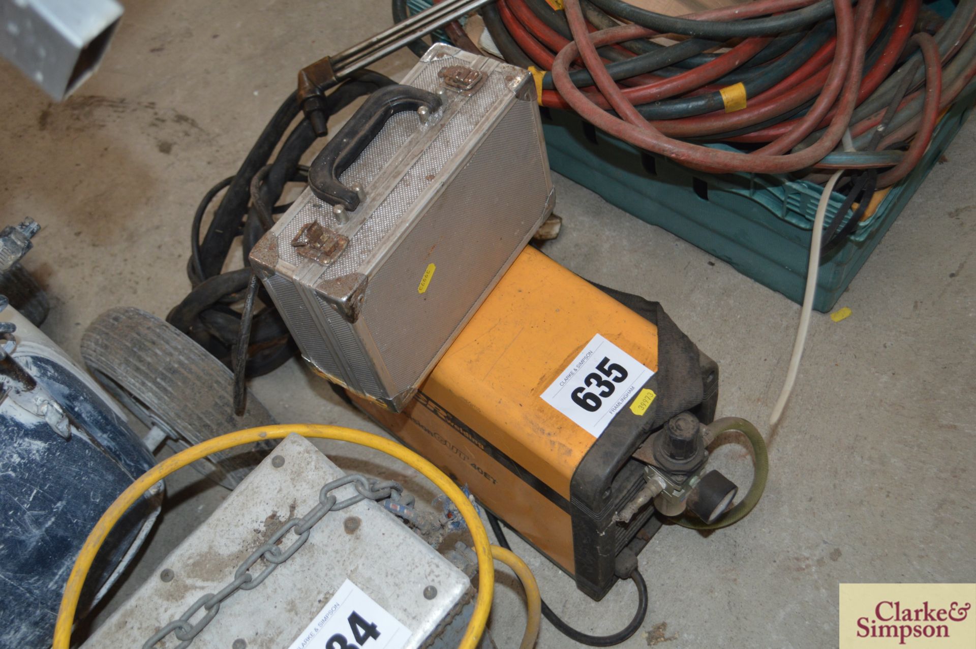 USR 40ET plasma cutter with accessories.