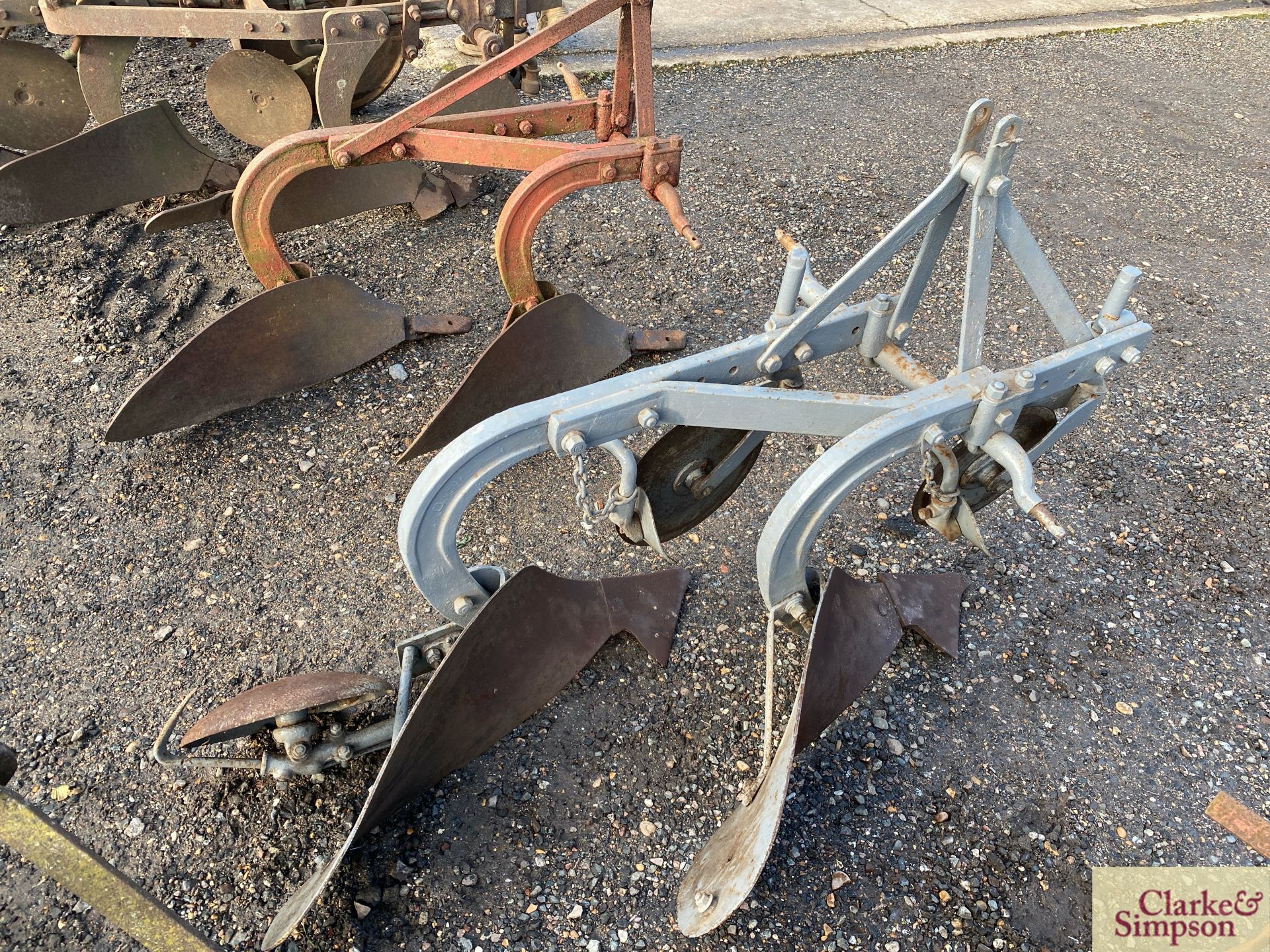 Ferguson 2F plough with discs and skimmers. - Image 3 of 4