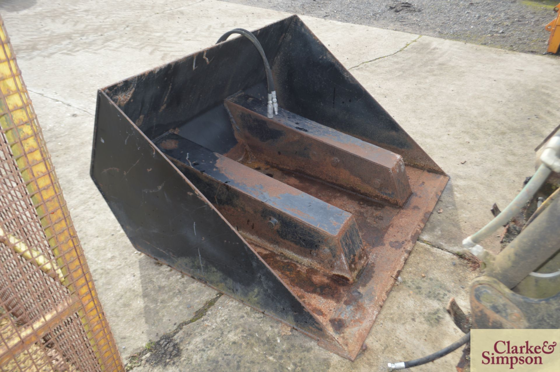 Pallet tine mounted toe tip bucket. *