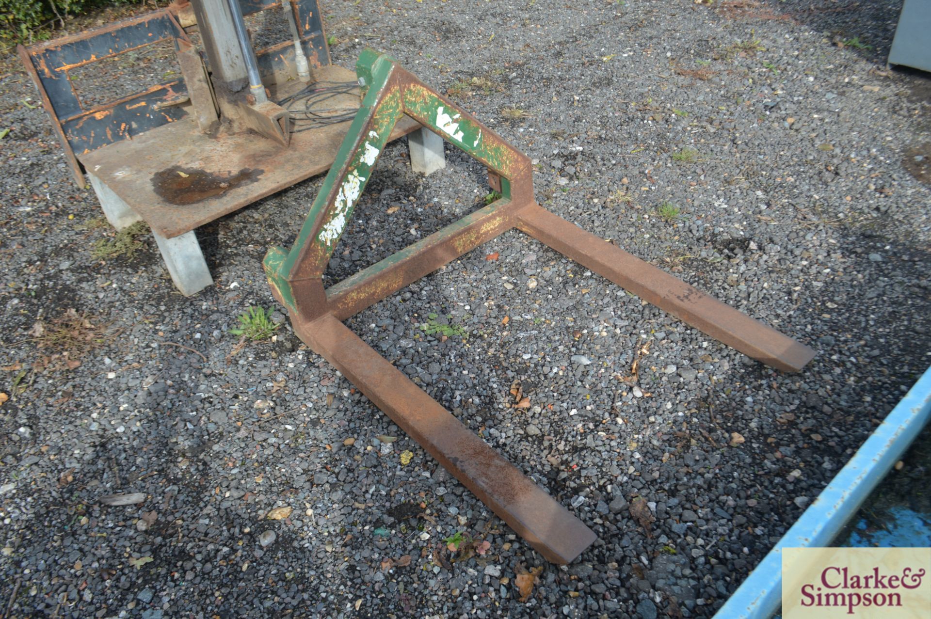 Linkage mounted pallet tines. - Image 3 of 4