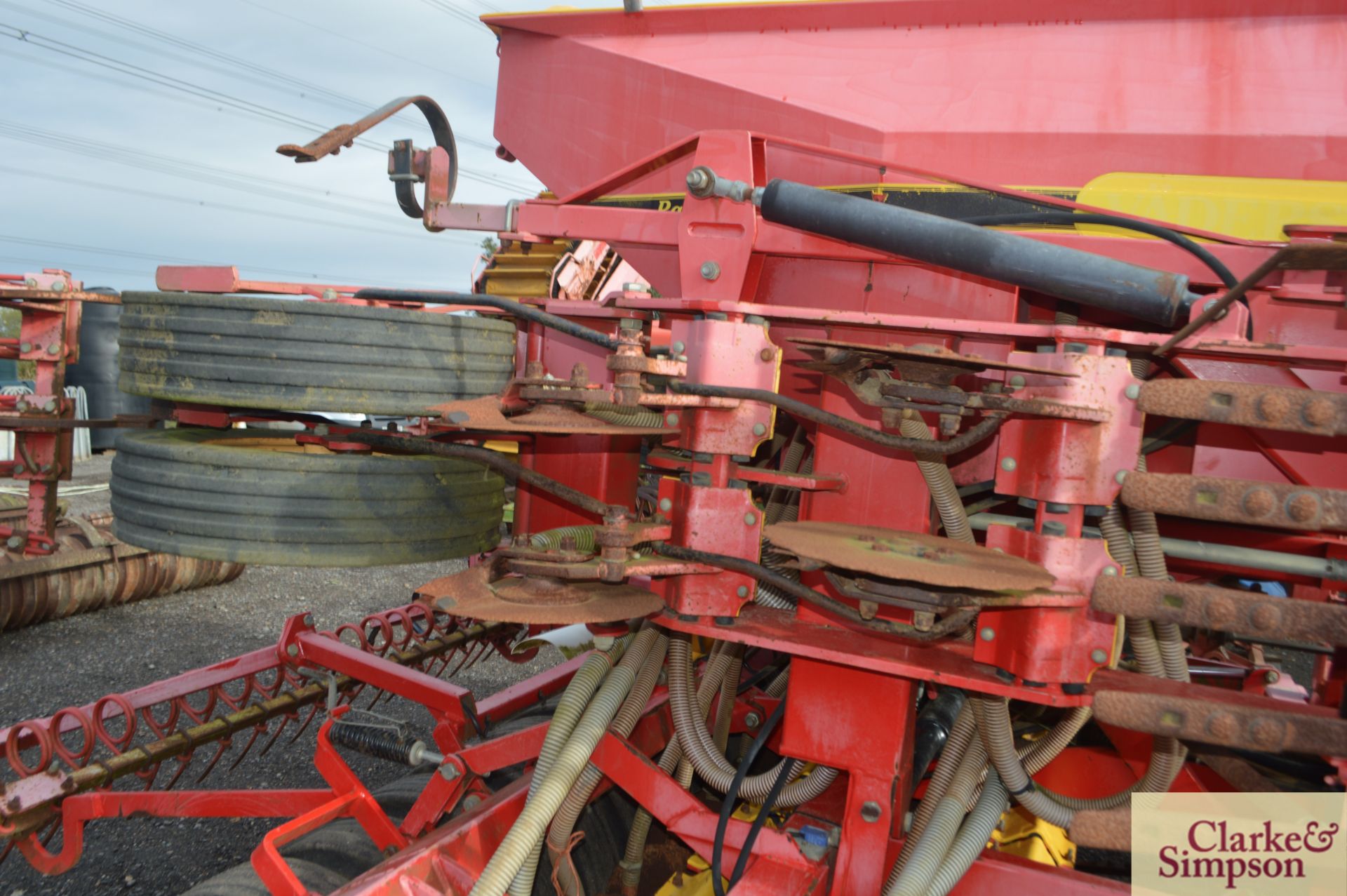 Vaderstad Rapid RDA400F 4m System Disc drill. 2001. Serial number 11033. With pre-emergence - Image 12 of 21