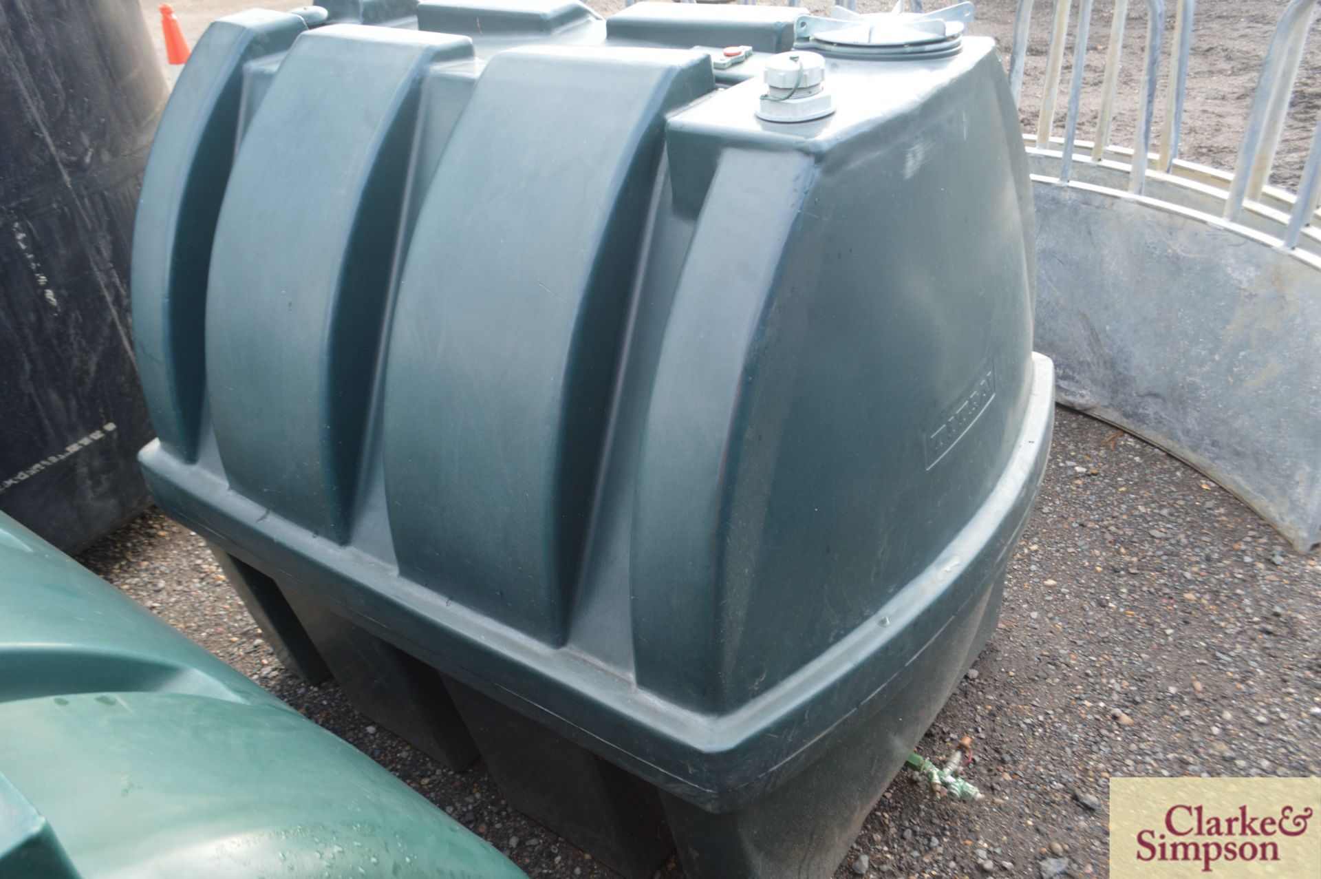 Titan 1250L oil tank. With tap and adaptor. - Image 4 of 4