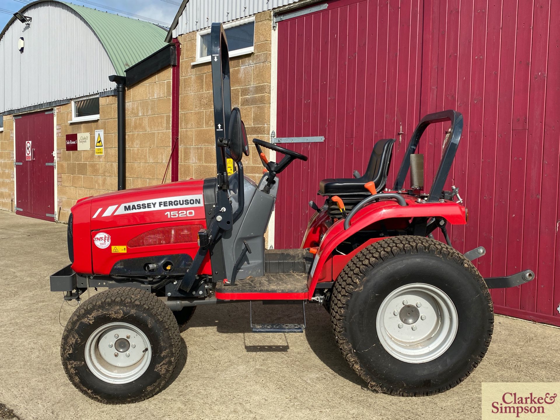 Massey Ferguson 1520 4WD compact tractor. 2017. Registration AY19 BXB. Date of first registration - Image 2 of 38