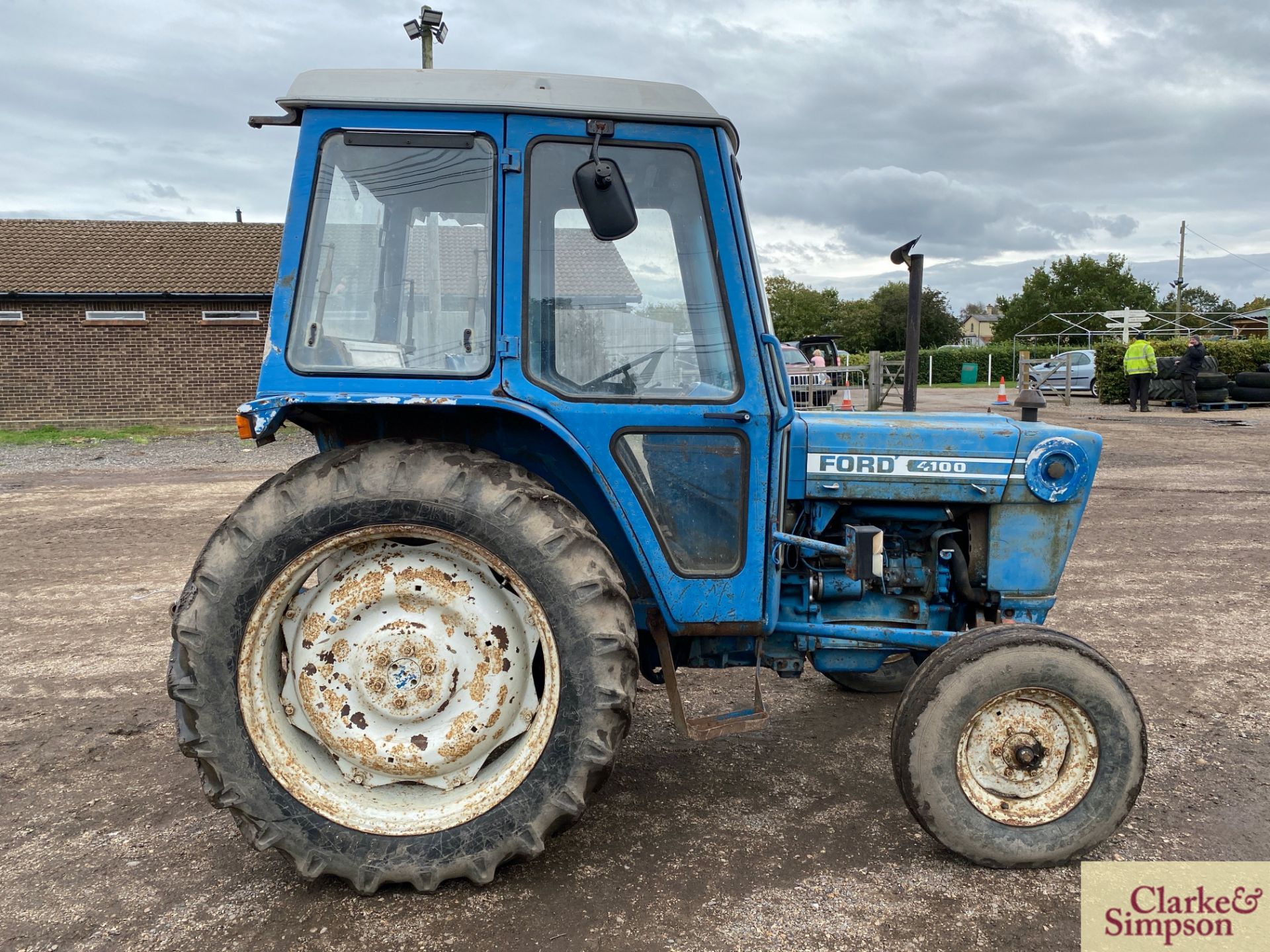 Ford 4100 2WD tractor. Registration SGV 409R. Date of first registration 02/1977. Serial number - Image 6 of 43