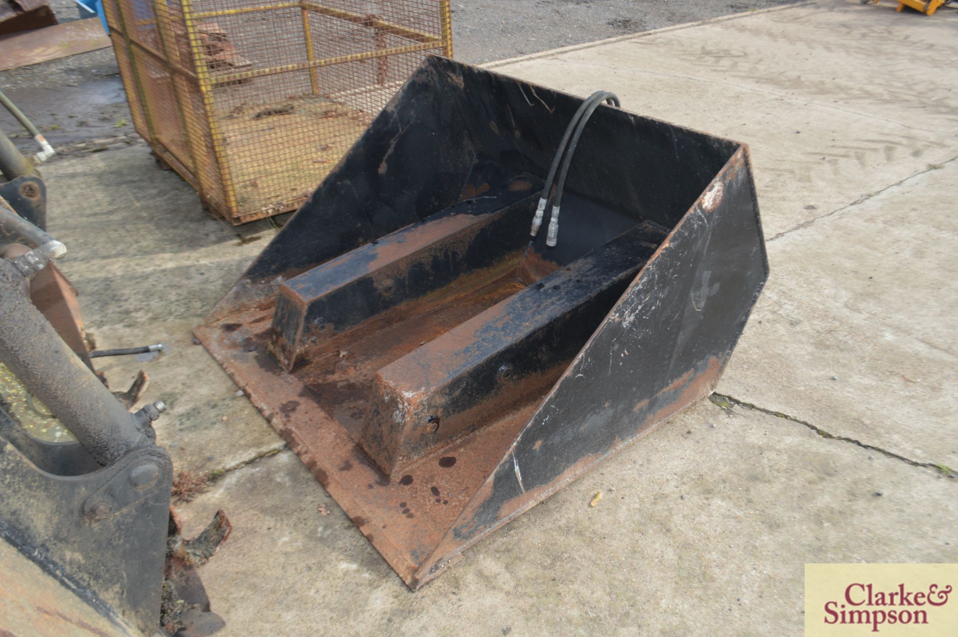 Pallet tine mounted toe tip bucket. * - Image 2 of 4