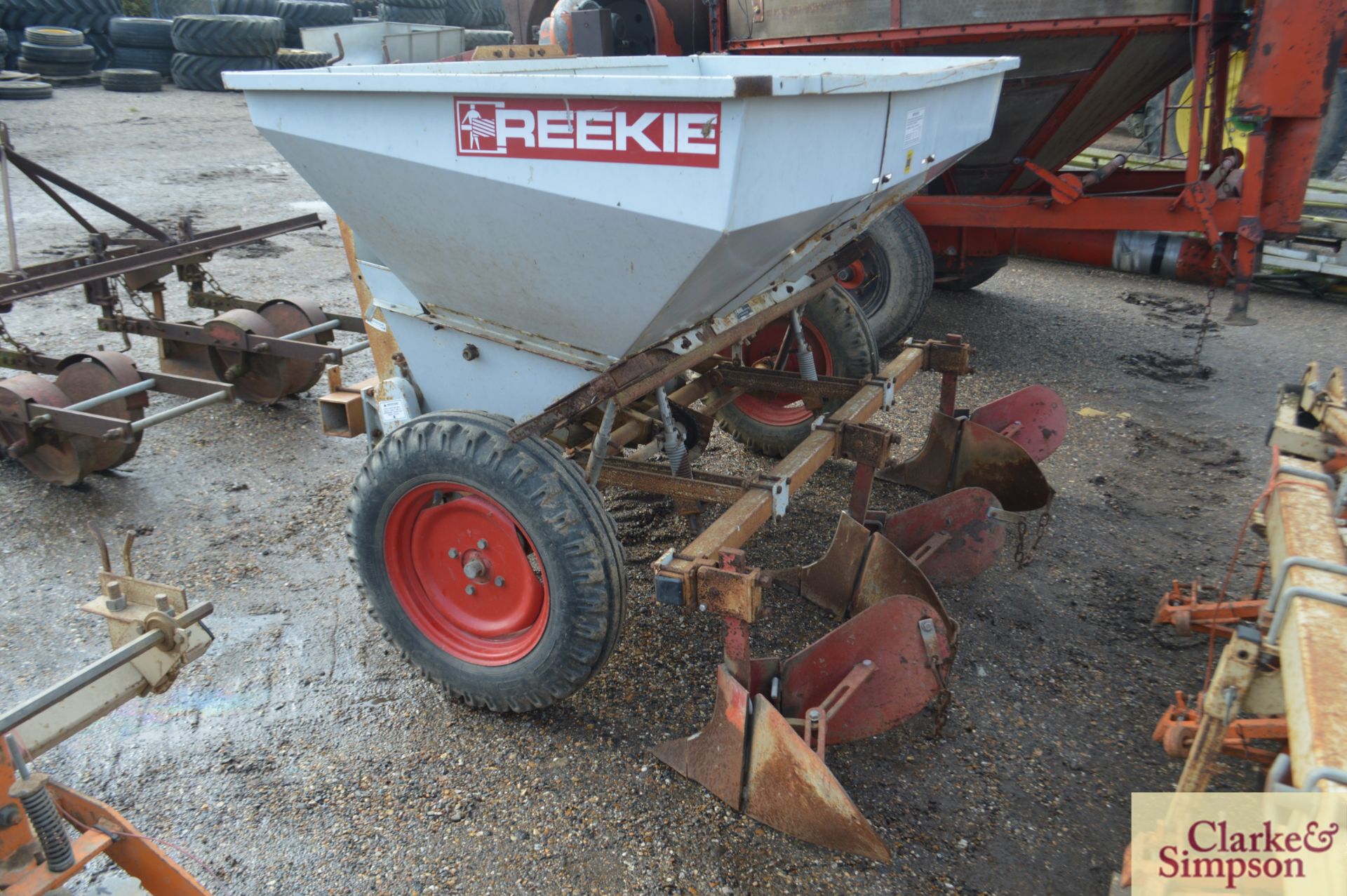 Reekie two row potato planter. * - Image 4 of 7