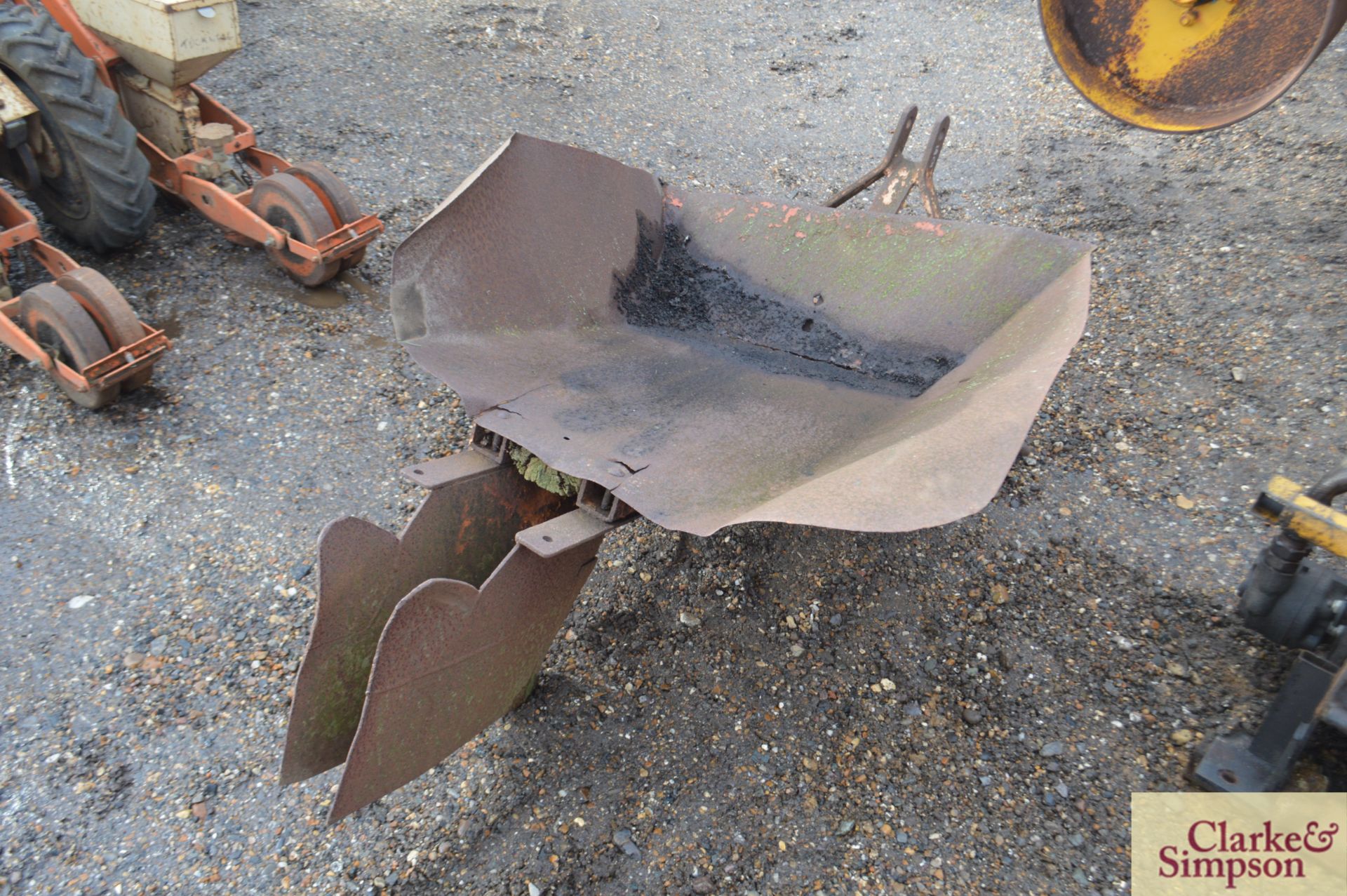 Linkage mounted drainage plough. * - Image 4 of 4