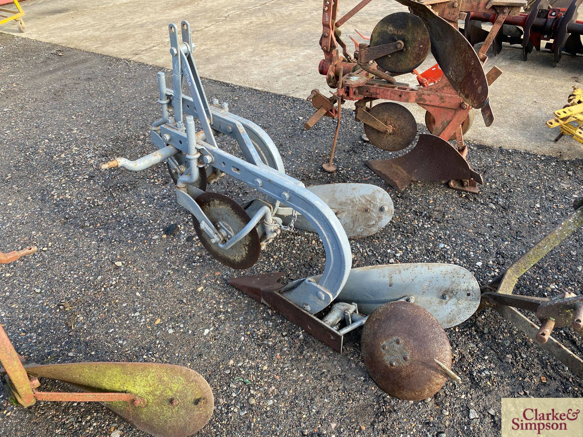 Ferguson 2F plough with discs and skimmers. - Image 4 of 4