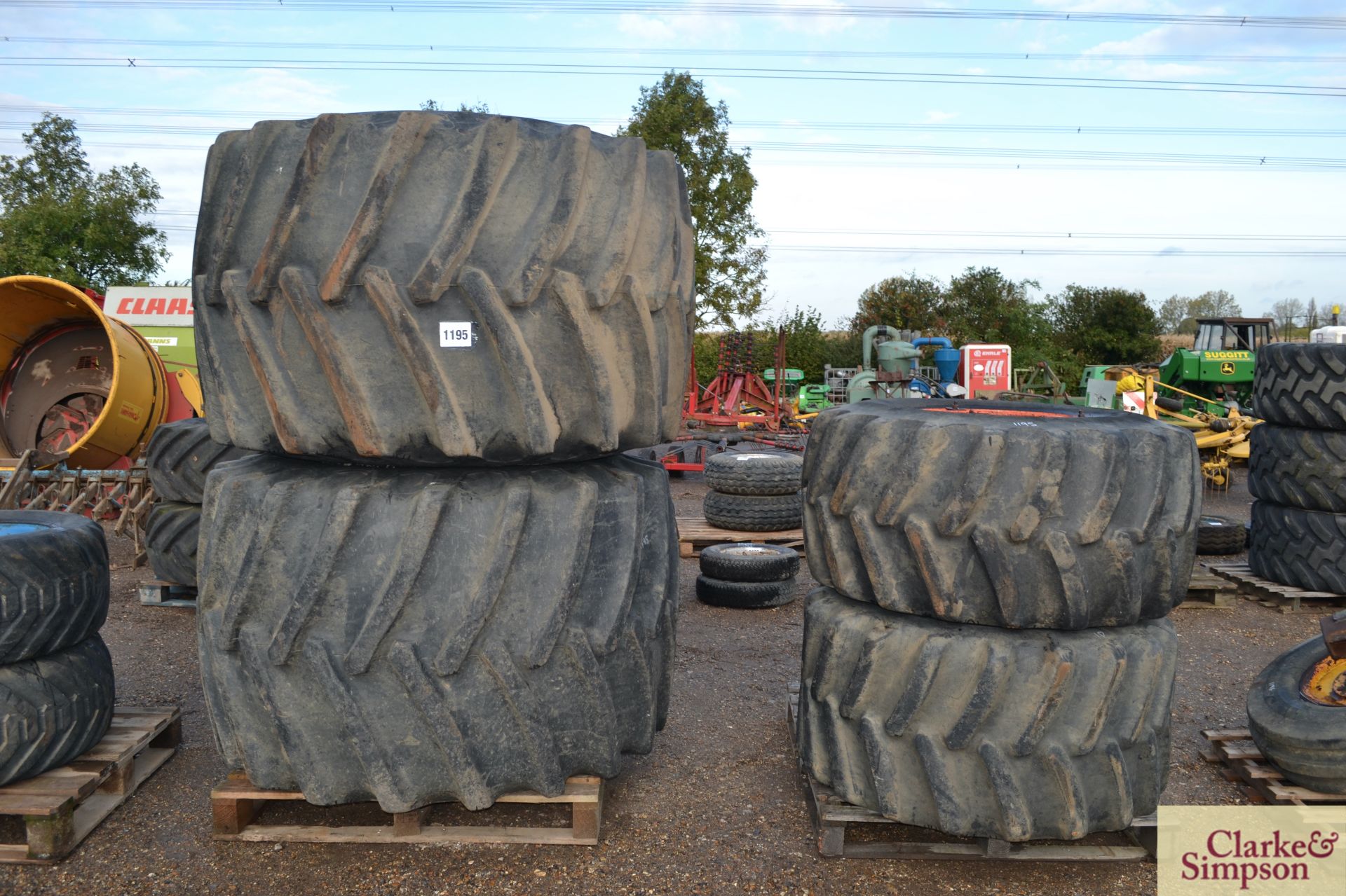Set of flotation wheels and tyres to fit Massey Ferguson. Comprising 66x43.00-25 rears @ 80% and