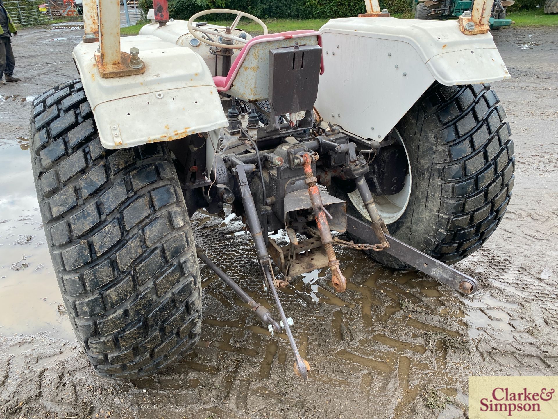 David Brown 885 2WD tractor. Serial number 623535. 2,972 hours. 16.9-24 rear turf tyres @ 99%. - Image 21 of 34