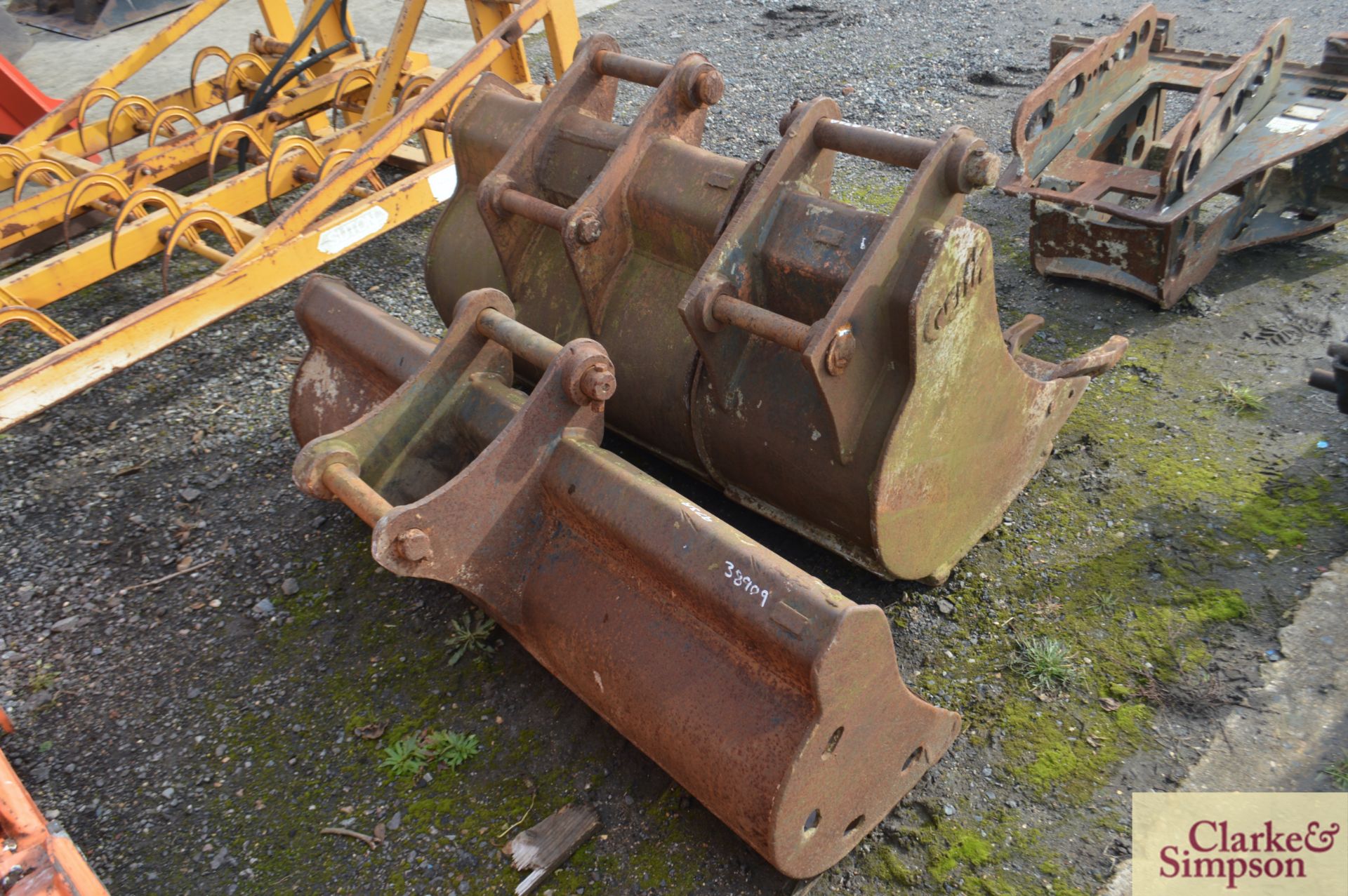 Cat 16in bucket, 34in bucket and 59in ditching bucket. With Cat quick hitch, adapted for JCB 3/4CX. - Image 3 of 5