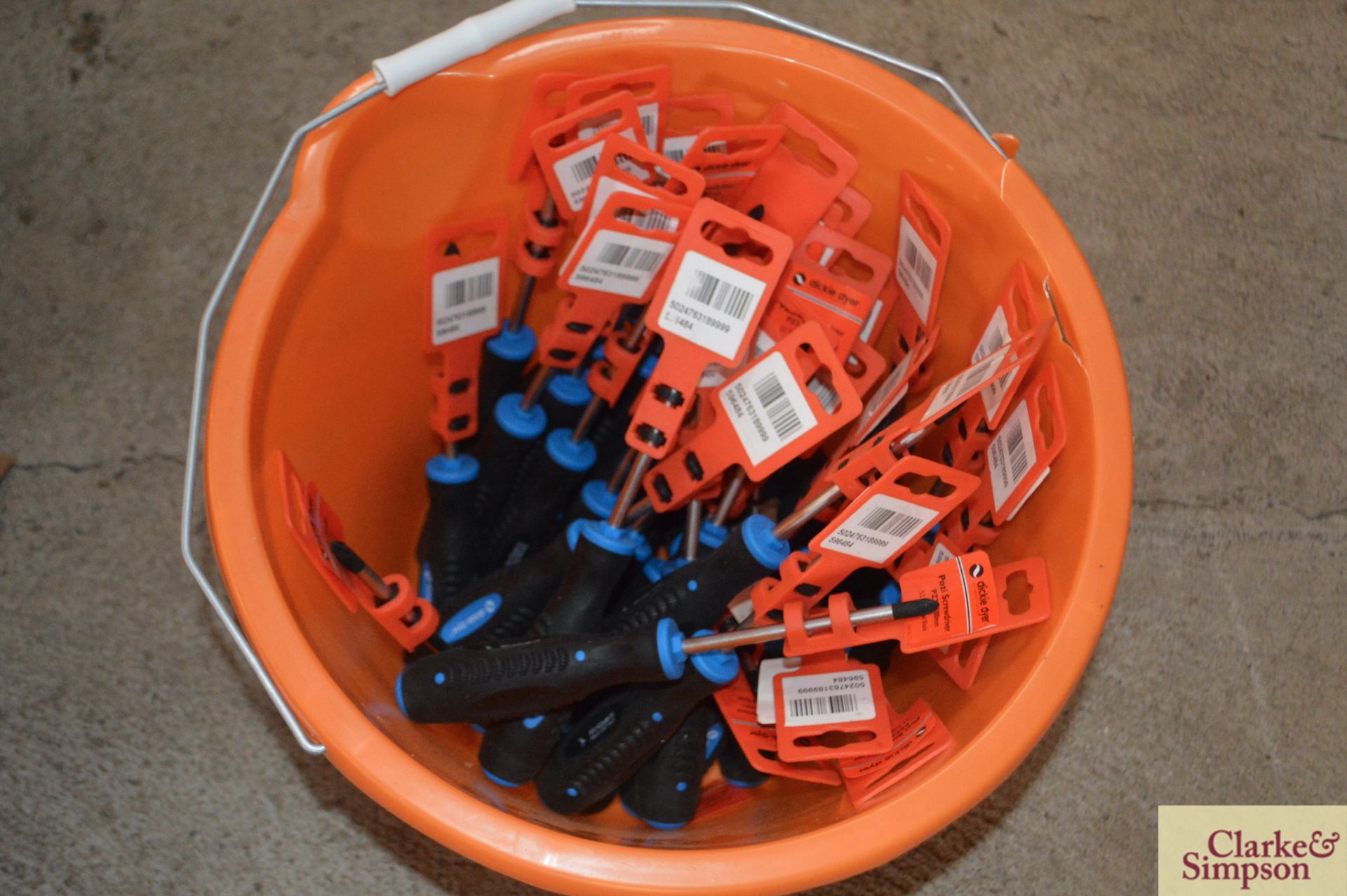 Quantity of unused screwdrivers.