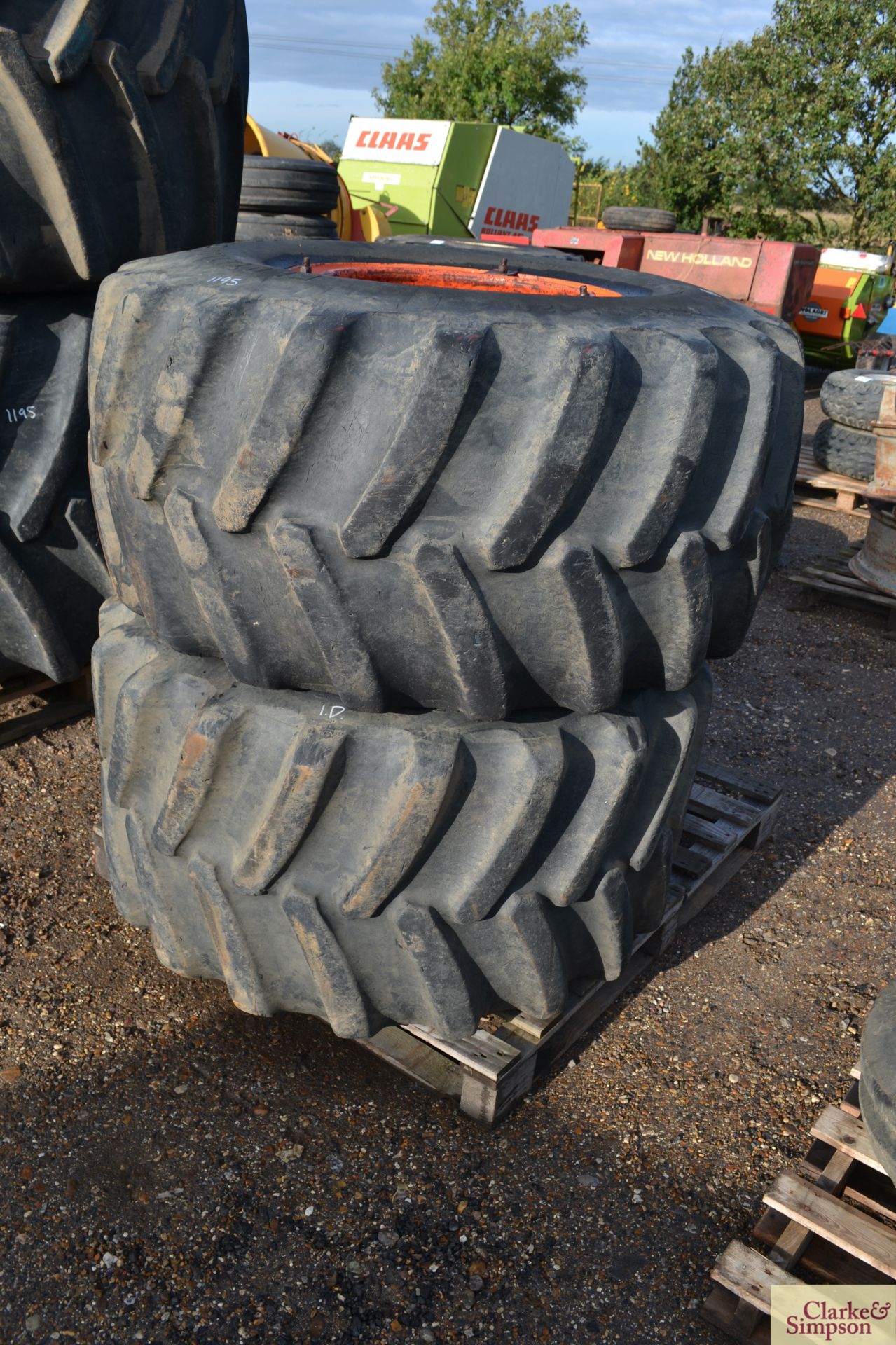 Set of flotation wheels and tyres to fit Massey Ferguson. Comprising 66x43.00-25 rears @ 80% and - Image 5 of 7