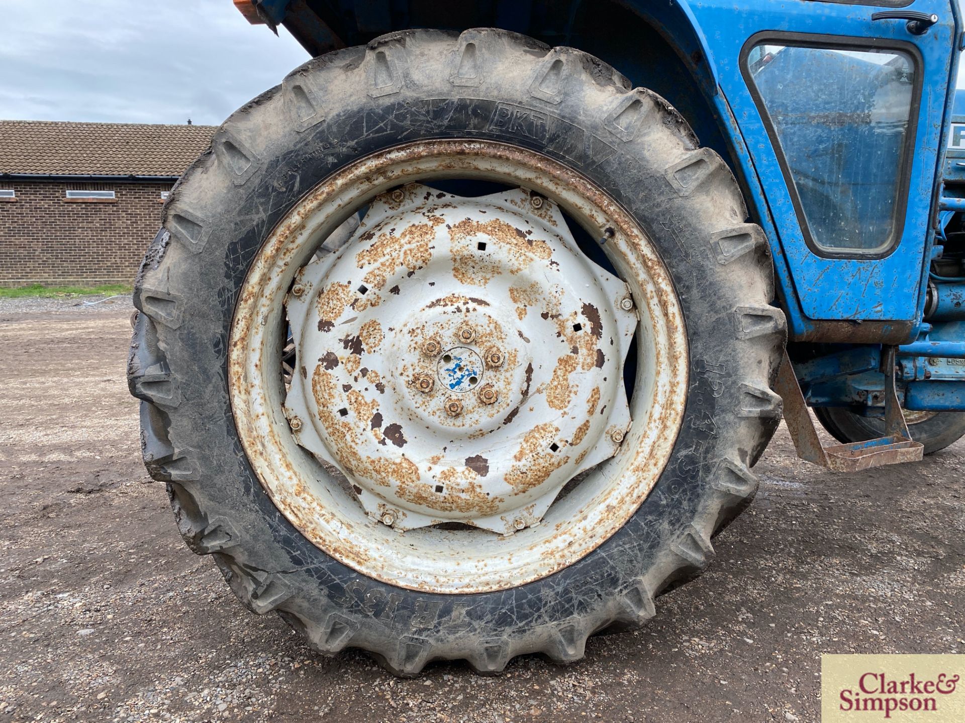 Ford 4100 2WD tractor. Registration SGV 409R. Date of first registration 02/1977. Serial number - Image 24 of 43