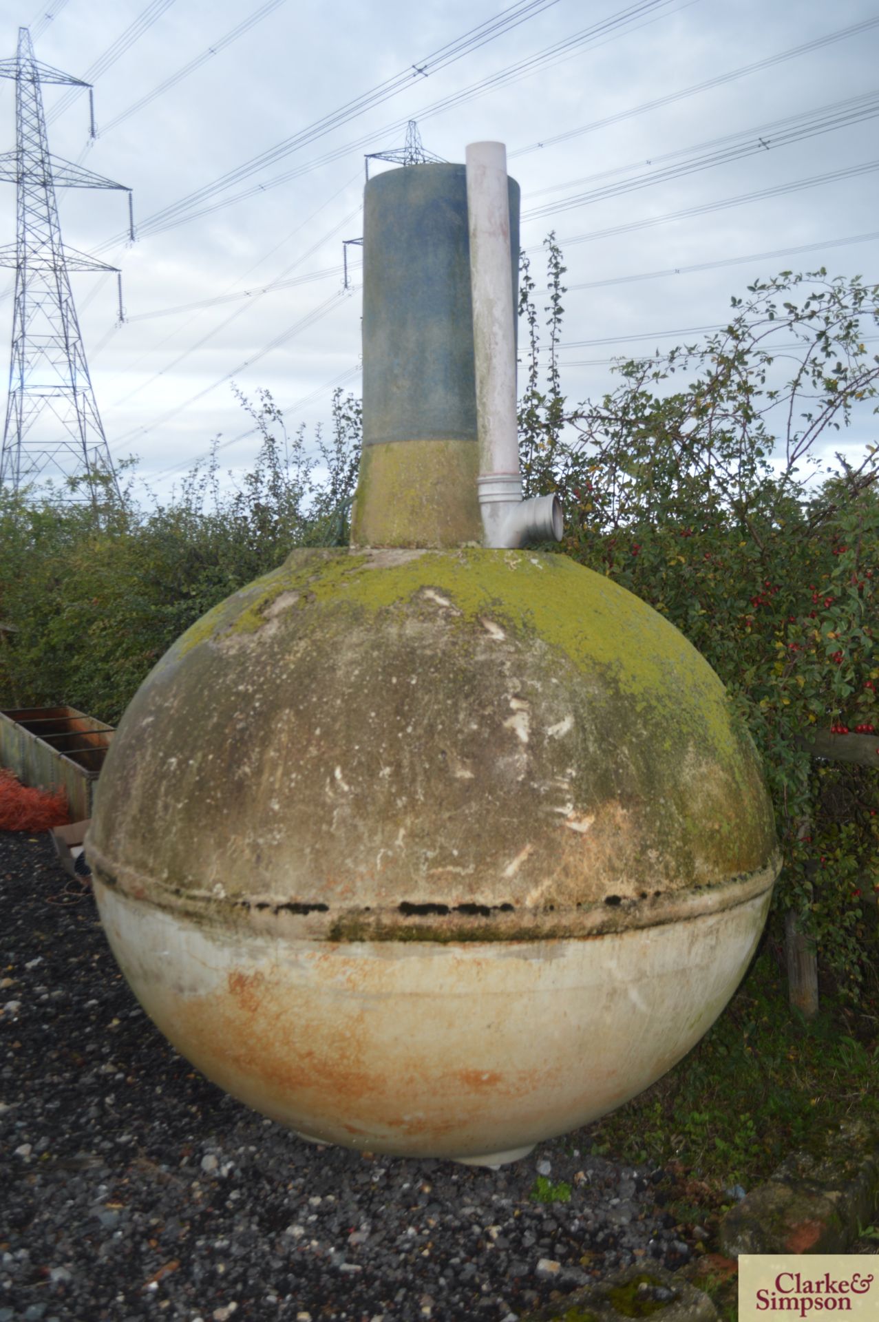 3800L septic tank. Requires repair.