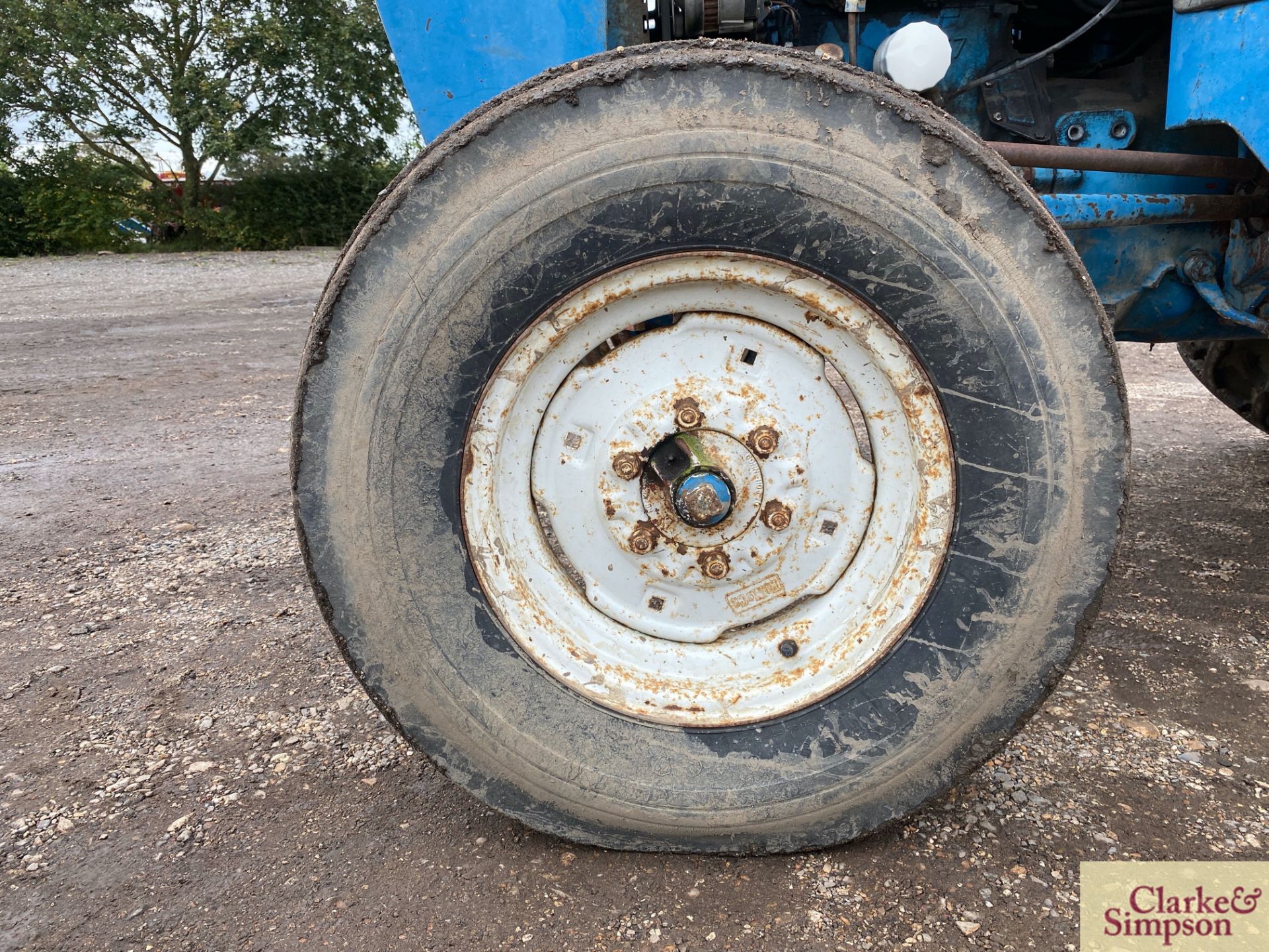 Ford 4100 2WD tractor. Registration SGV 409R. Date of first registration 02/1977. Serial number - Image 11 of 43
