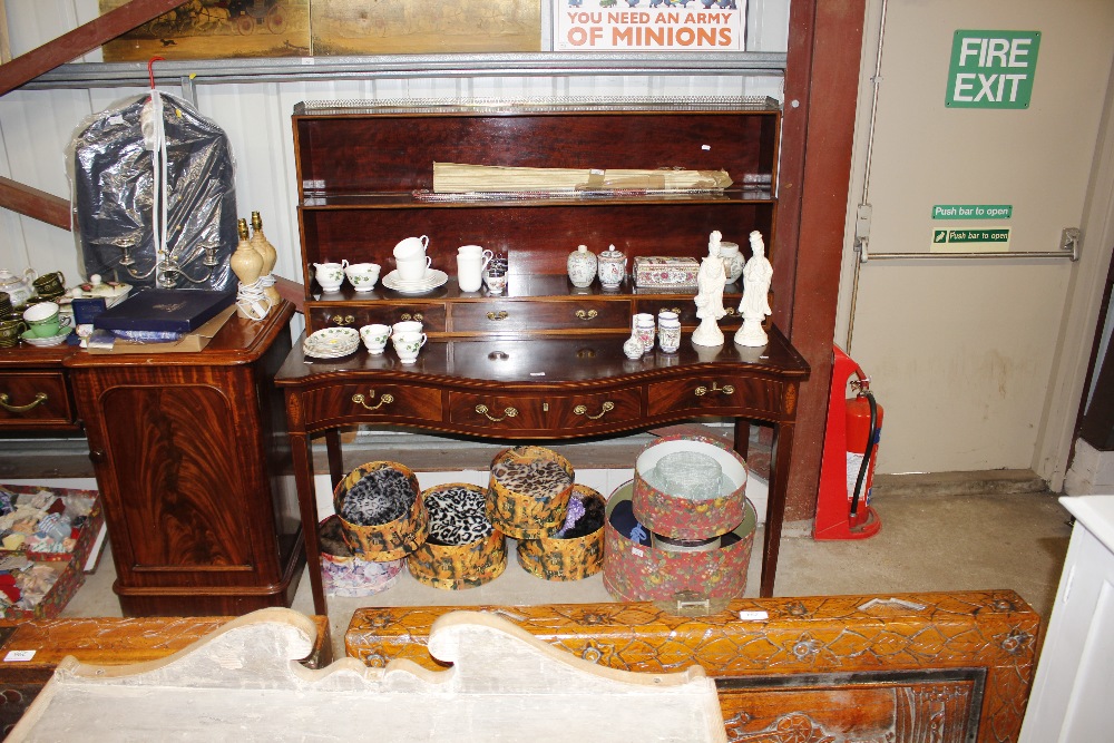 An Edwardian mahogany serpentine fronted sideboard