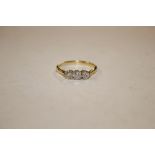 An 18ct gold three stone diamond set ring (ring Si