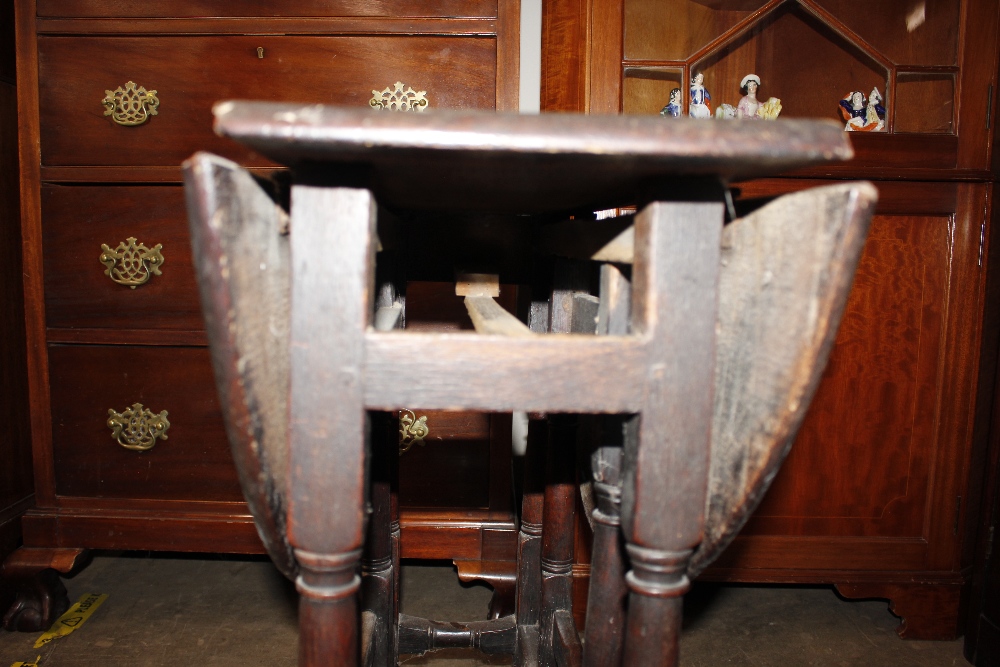An 18th Century oak gate leg table, raised on turned supports terminating in Braganza type feet, - Image 8 of 23