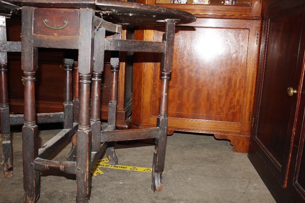 An 18th Century oak gate leg table, raised on turned supports terminating in Braganza type feet, - Image 13 of 23