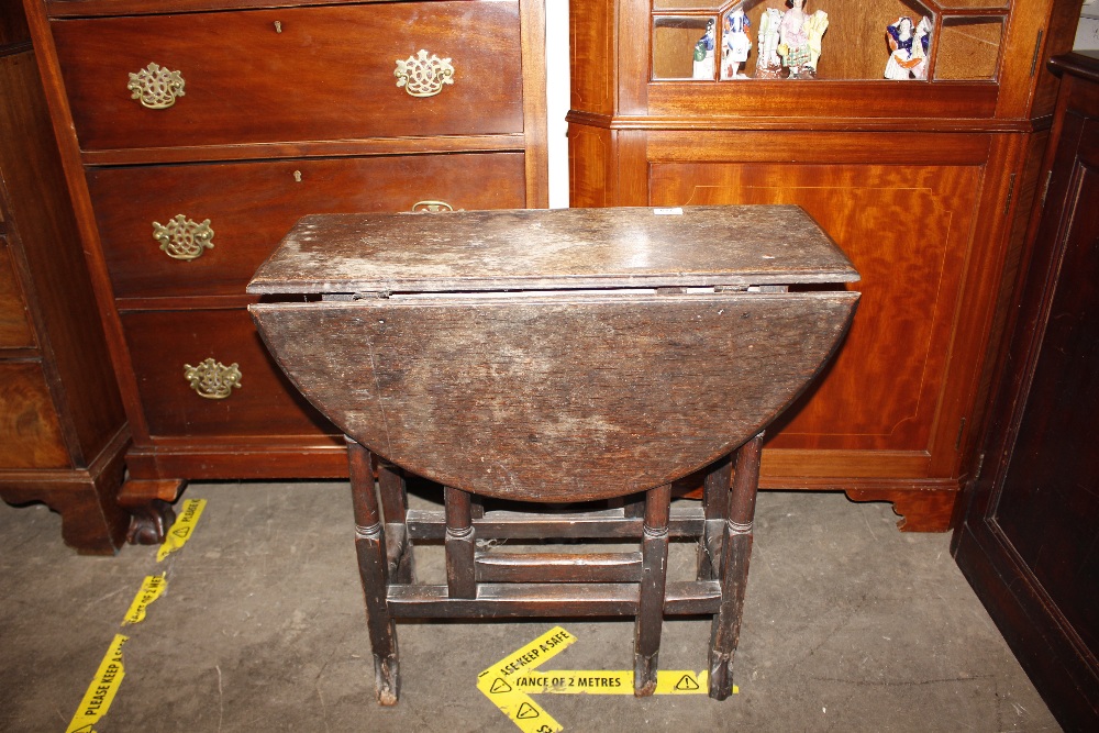 An 18th Century oak gate leg table, raised on turned supports terminating in Braganza type feet, - Image 4 of 23