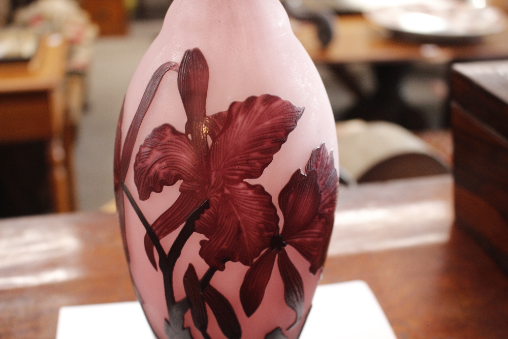 A De Latte Nancy cameo glass baluster vase, with relief etched floral decoration on a mauve tinted - Image 10 of 18