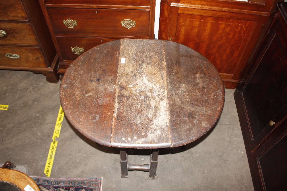 An 18th Century oak gate leg table, raised on turned supports terminating in Braganza type feet, - Image 9 of 23