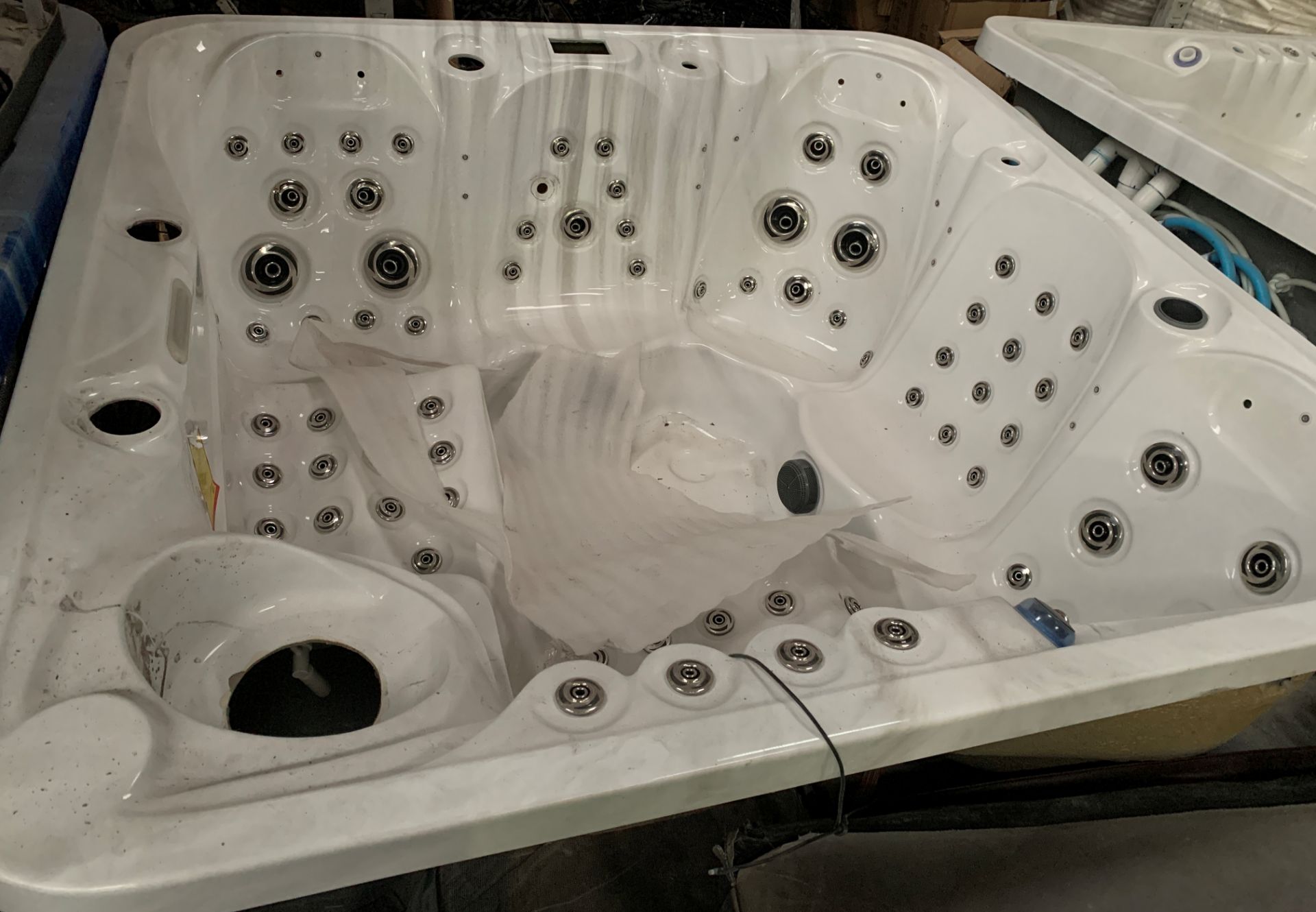 White fibreglass hot tub with some pipin - Image 2 of 2