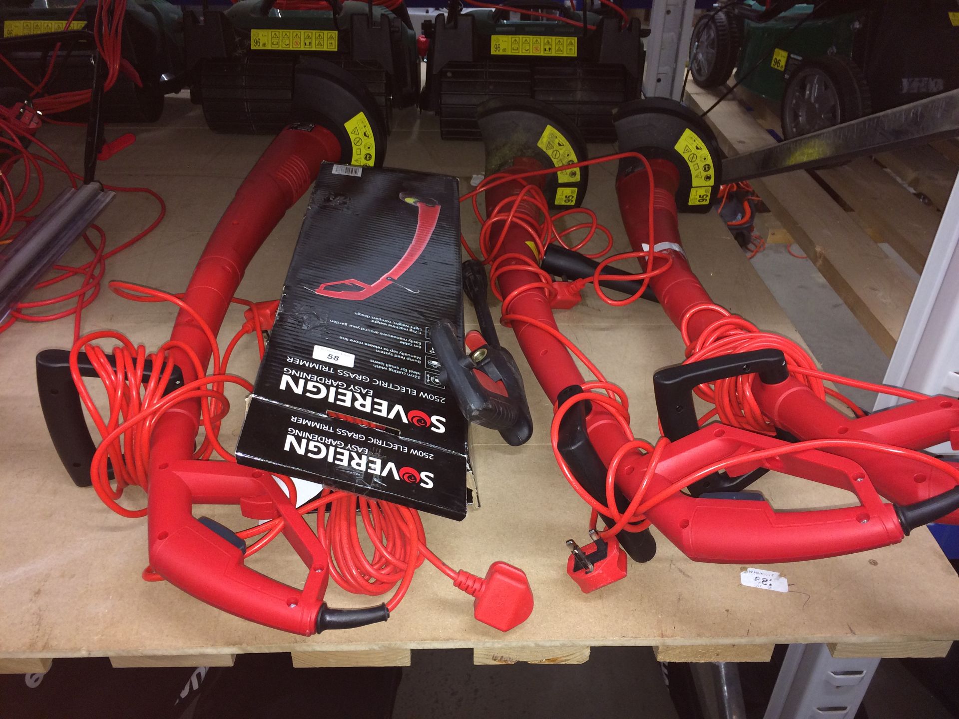 4 x electric strimmers by Sovereign - 1 plug cut off not working