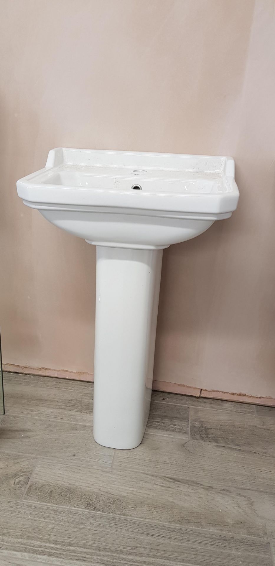 Traditional medium basin & pedestal