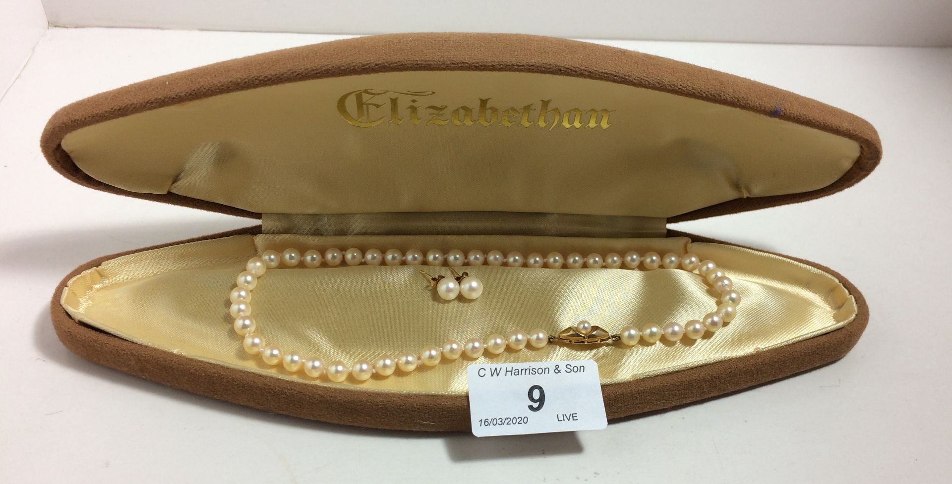 Elizabethan pearl necklace with a 9ct gold clasp and matching earrings,