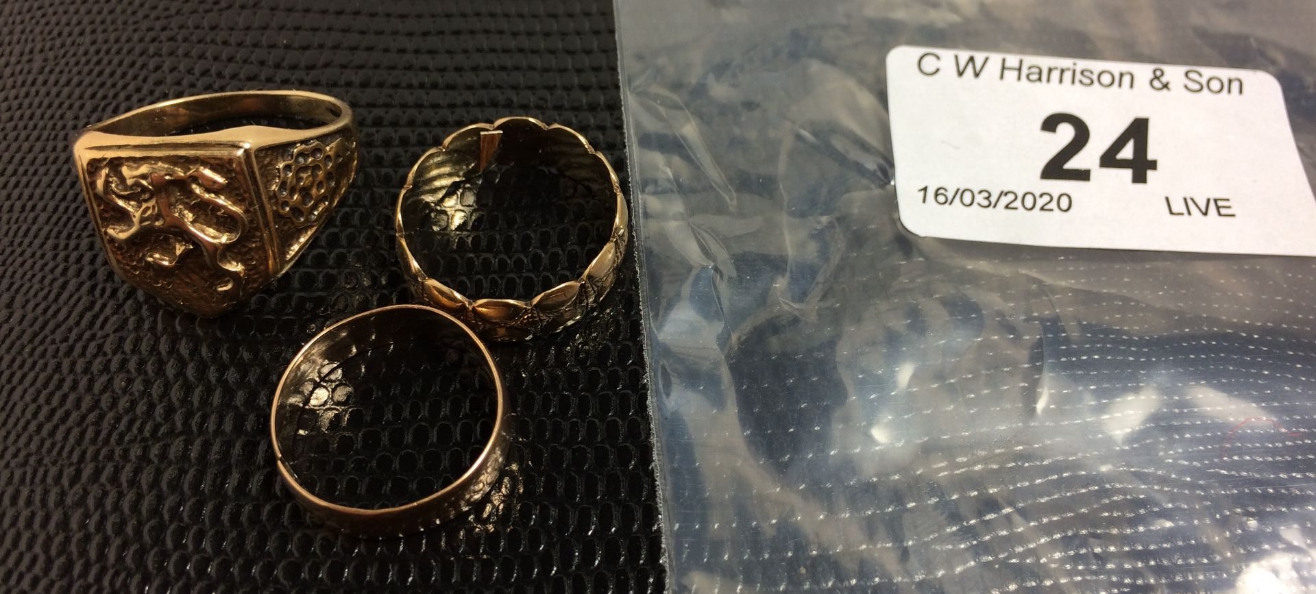 Two 9ct gold ladies rings and a gentleman's 9ct gold ring, total approximate weight 10.