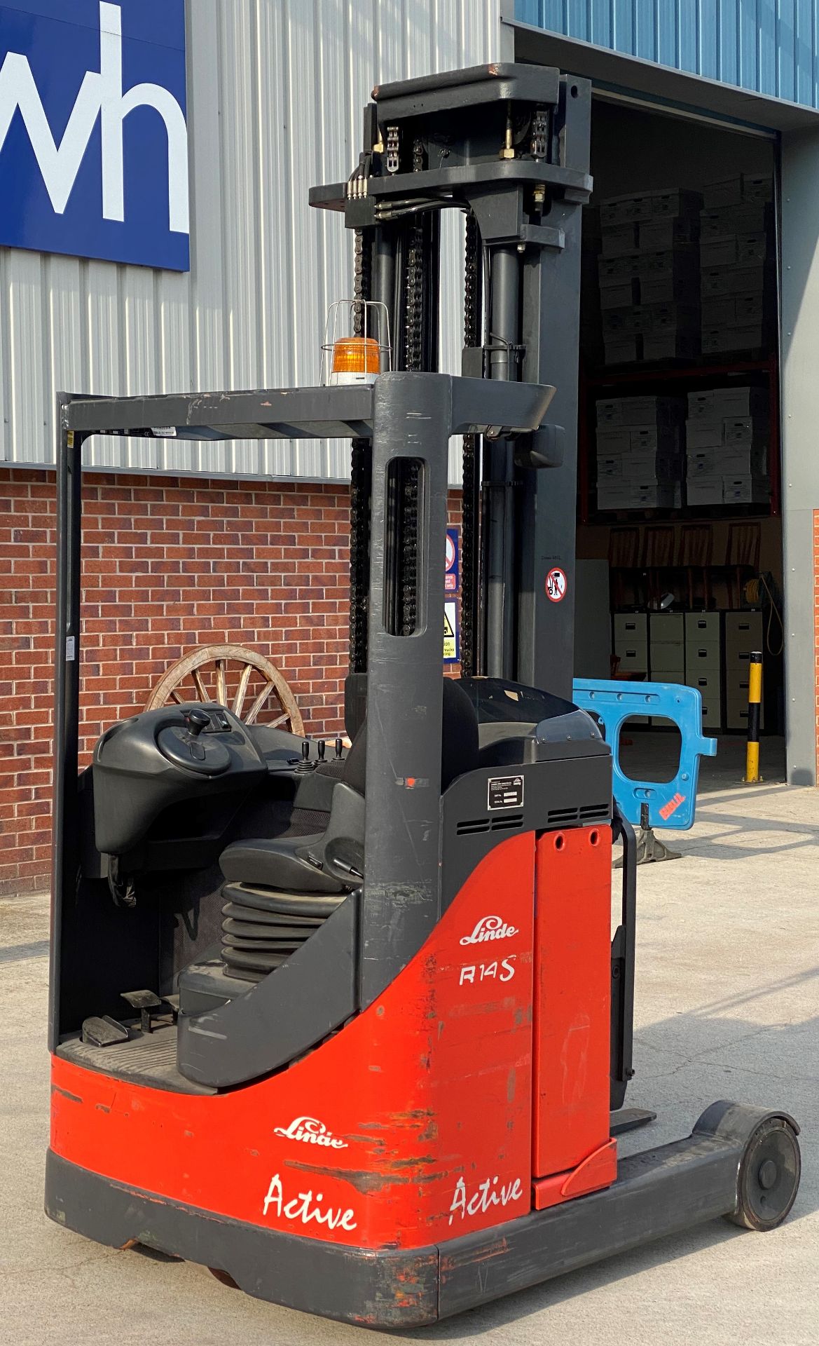 A LANSING LINDE R14S ACTIVE Electric reach truck - orange Hours shown: 338. - Image 2 of 18