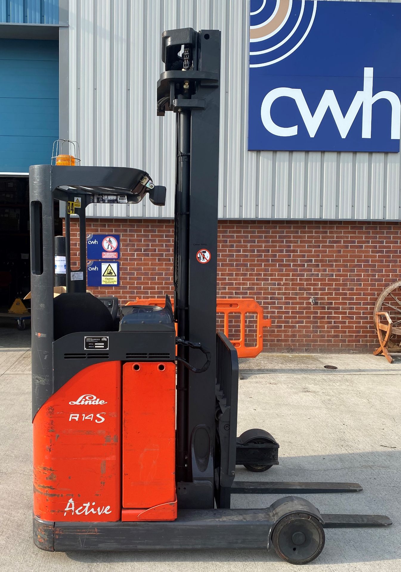 A LANSING LINDE R14S ACTIVE Electric reach truck - orange Hours shown: 338. - Image 3 of 18