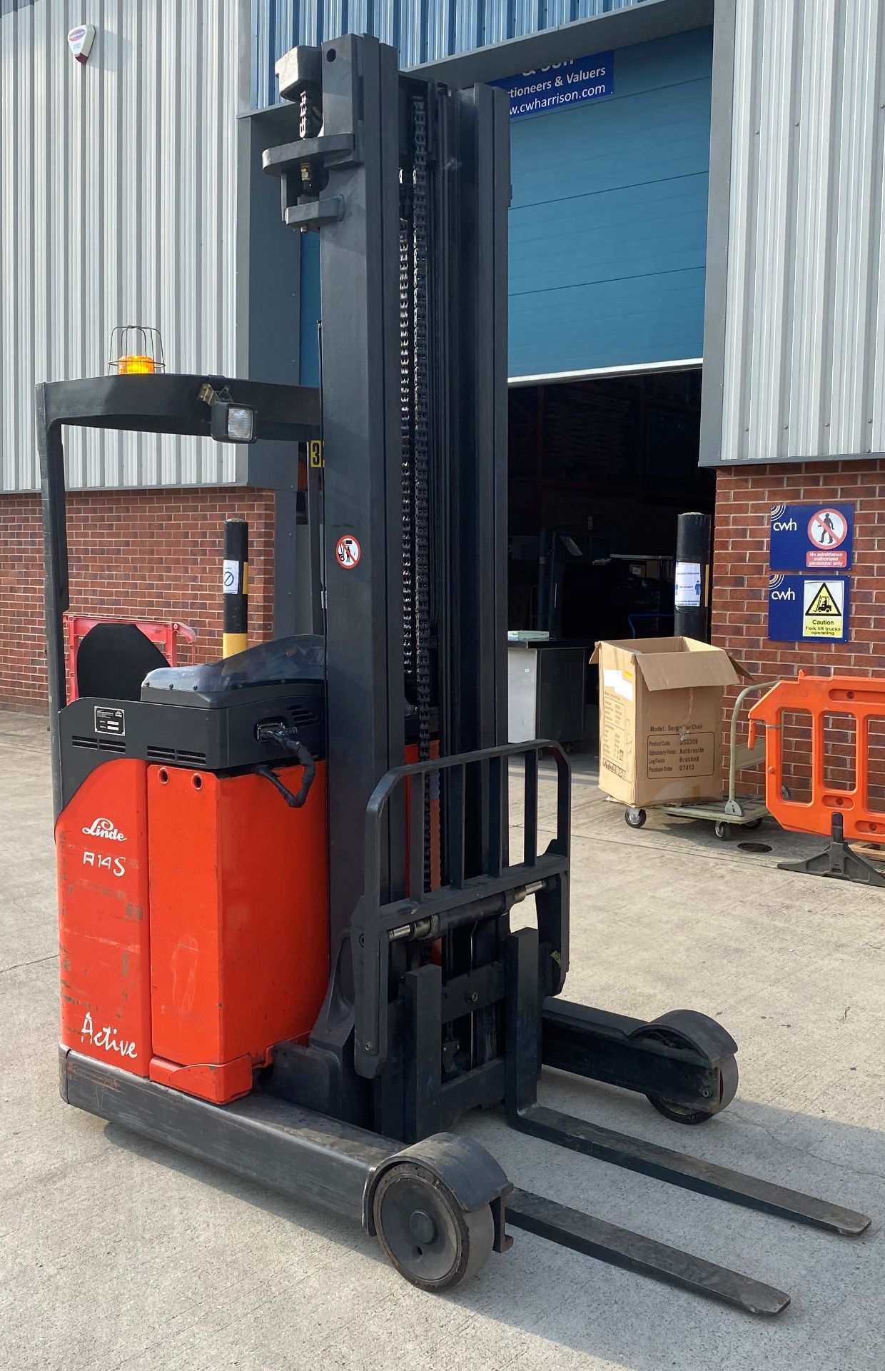 A LANSING LINDE R14S ACTIVE Electric reach truck - orange Hours shown: 338. - Image 4 of 18