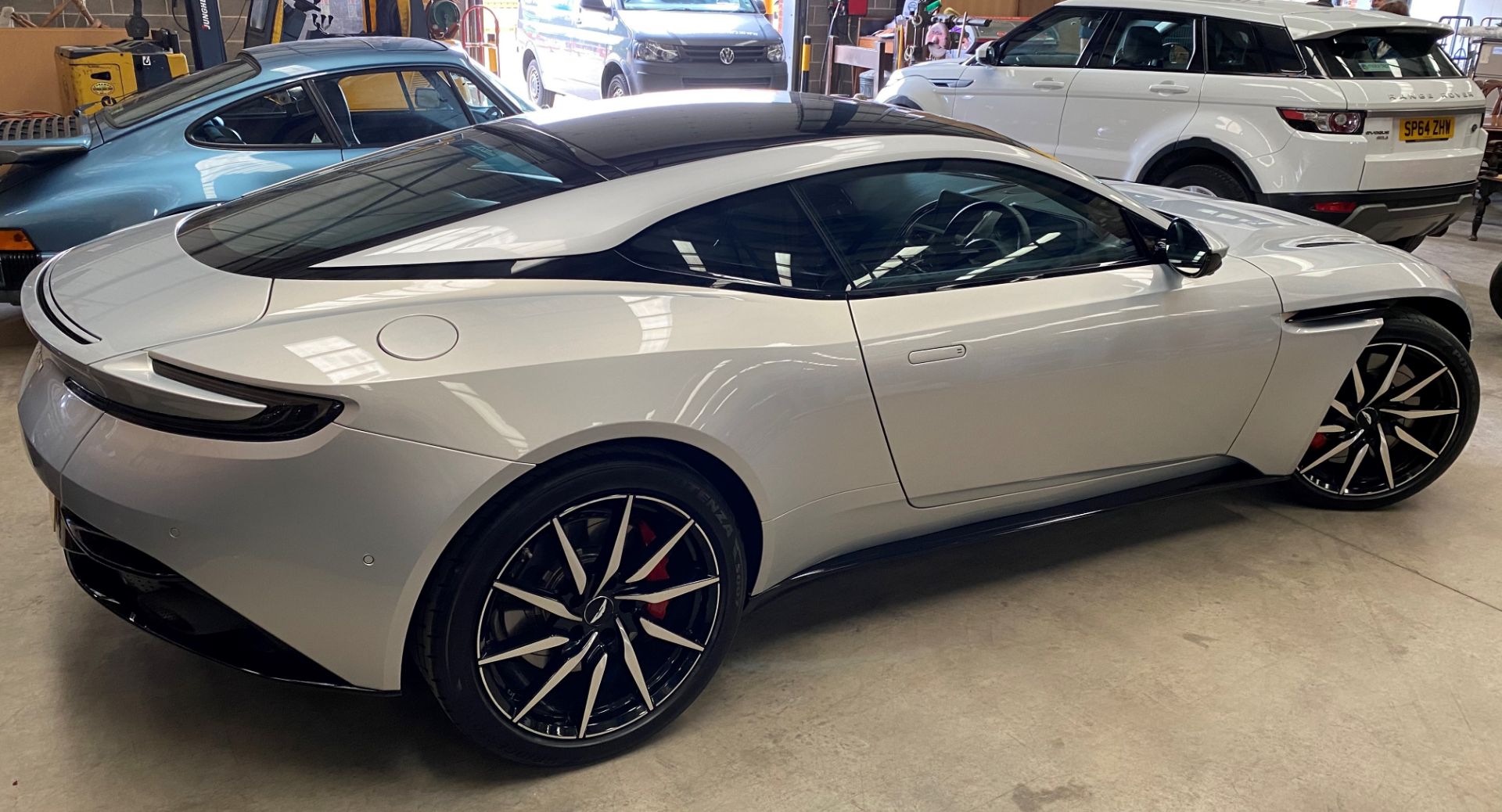 ASTON MARTIN DB11 V8 AUTOMATIC (3982cc) COUPE - 8 speed automatic - petrol - silver - dark - Image 4 of 68