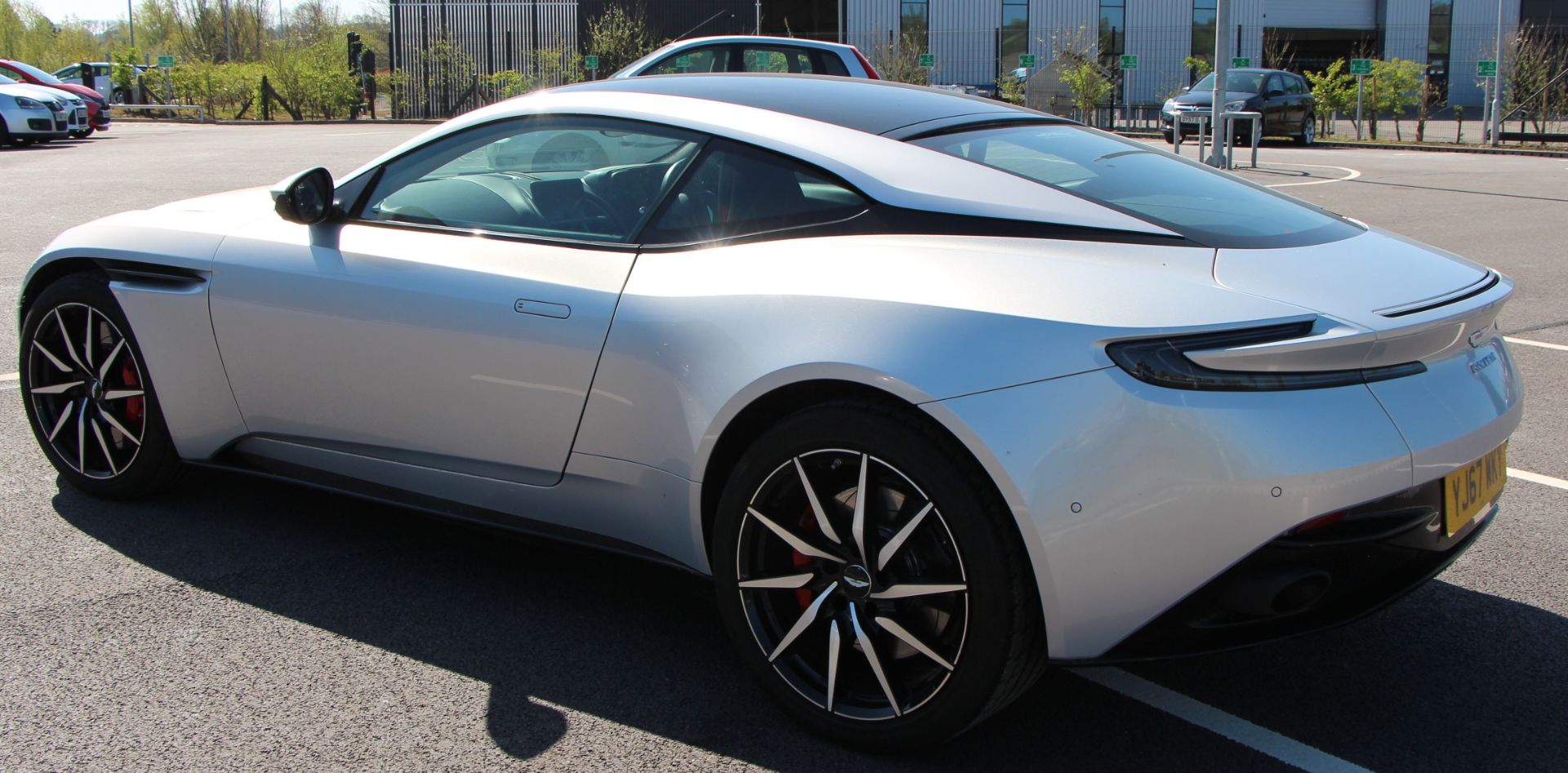 ASTON MARTIN DB11 V8 AUTOMATIC (3982cc) COUPE - 8 speed automatic - petrol - silver - dark - Image 36 of 68