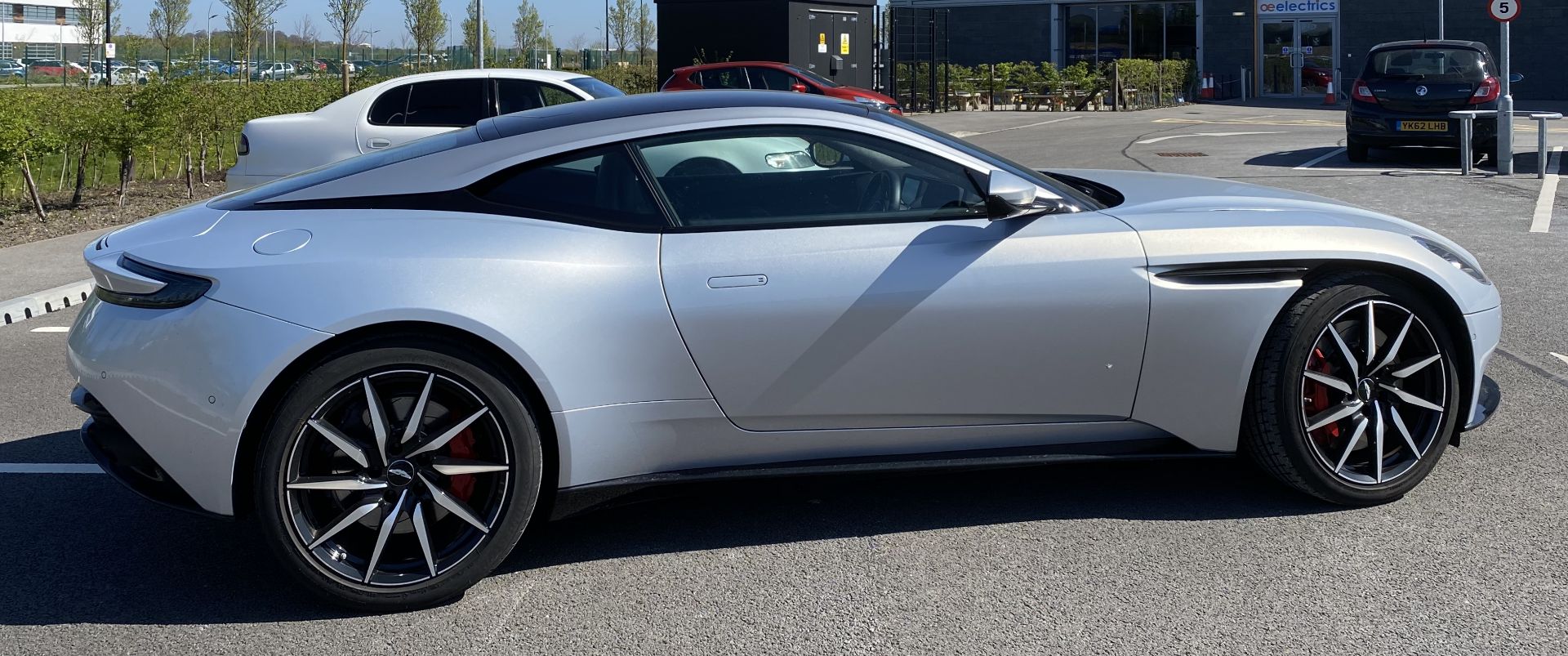 ASTON MARTIN DB11 V8 AUTOMATIC (3982cc) COUPE - 8 speed automatic - petrol - silver - dark - Image 39 of 68