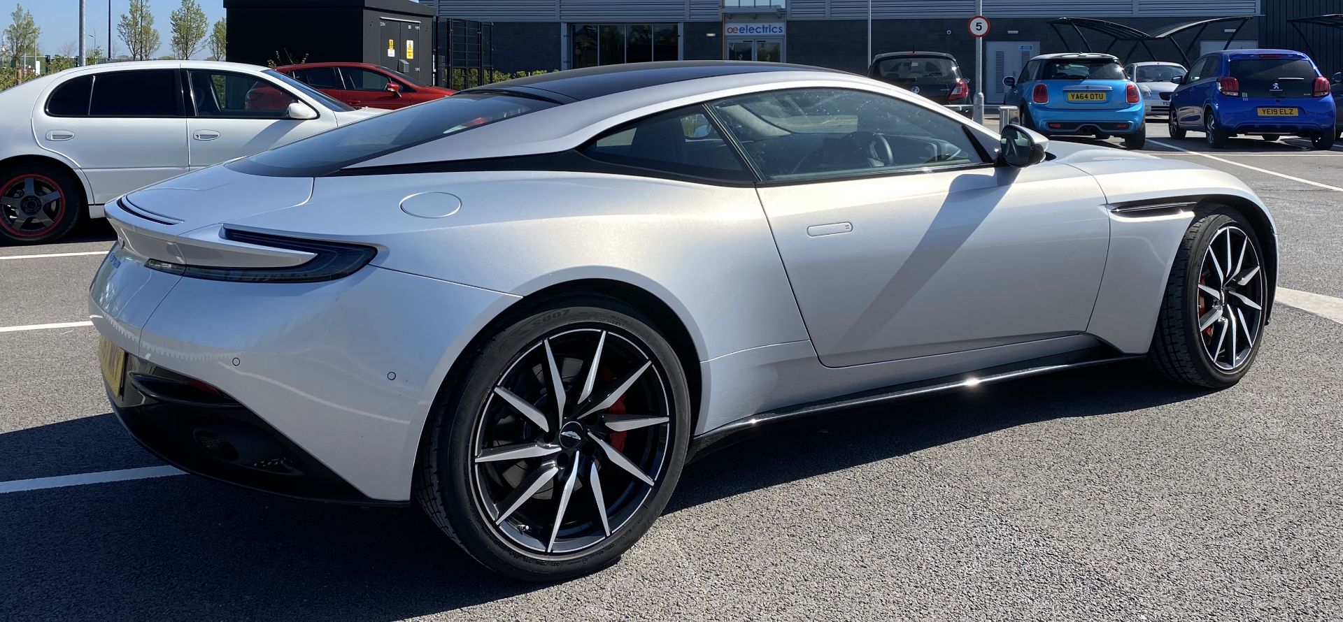 ASTON MARTIN DB11 V8 AUTOMATIC (3982cc) COUPE - 8 speed automatic - petrol - silver - dark - Image 40 of 68