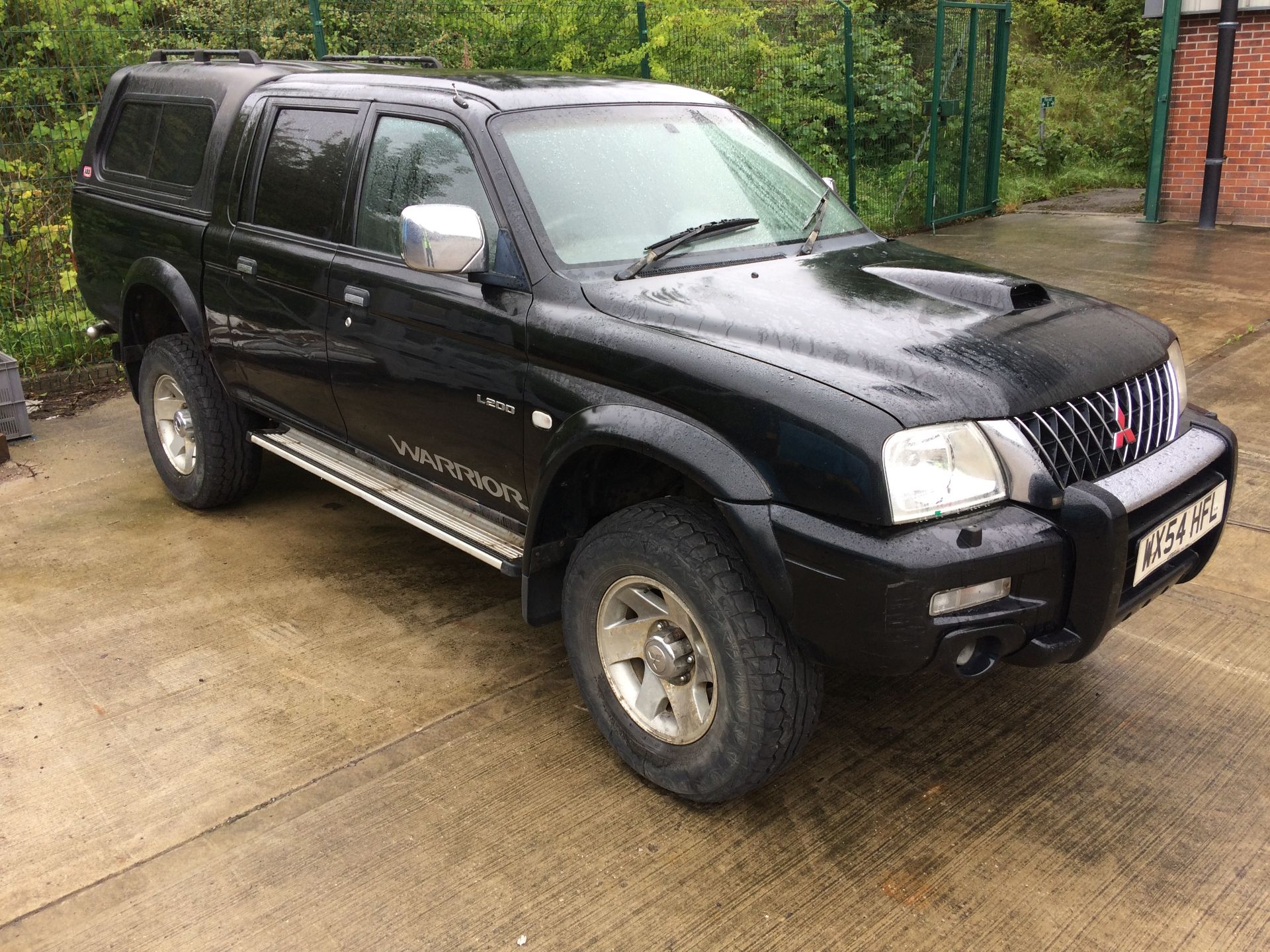 MITSUBISHI L200 WARRIOR LWB DOUBLE CAB 4x4 - diesel - black- grey leather interior - 5 speed - Image 2 of 5