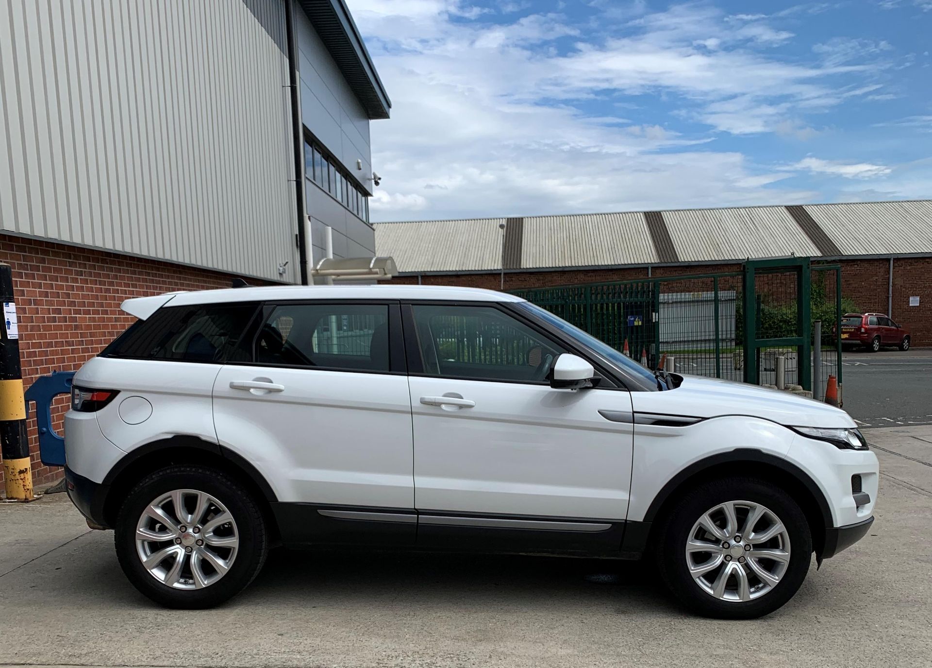 LANDROVER RANGE ROVER EVOQUE PURE S (2179CC) ESTATE - Diesel - White - 6 speed manual Reg No: SP64 - Image 4 of 25